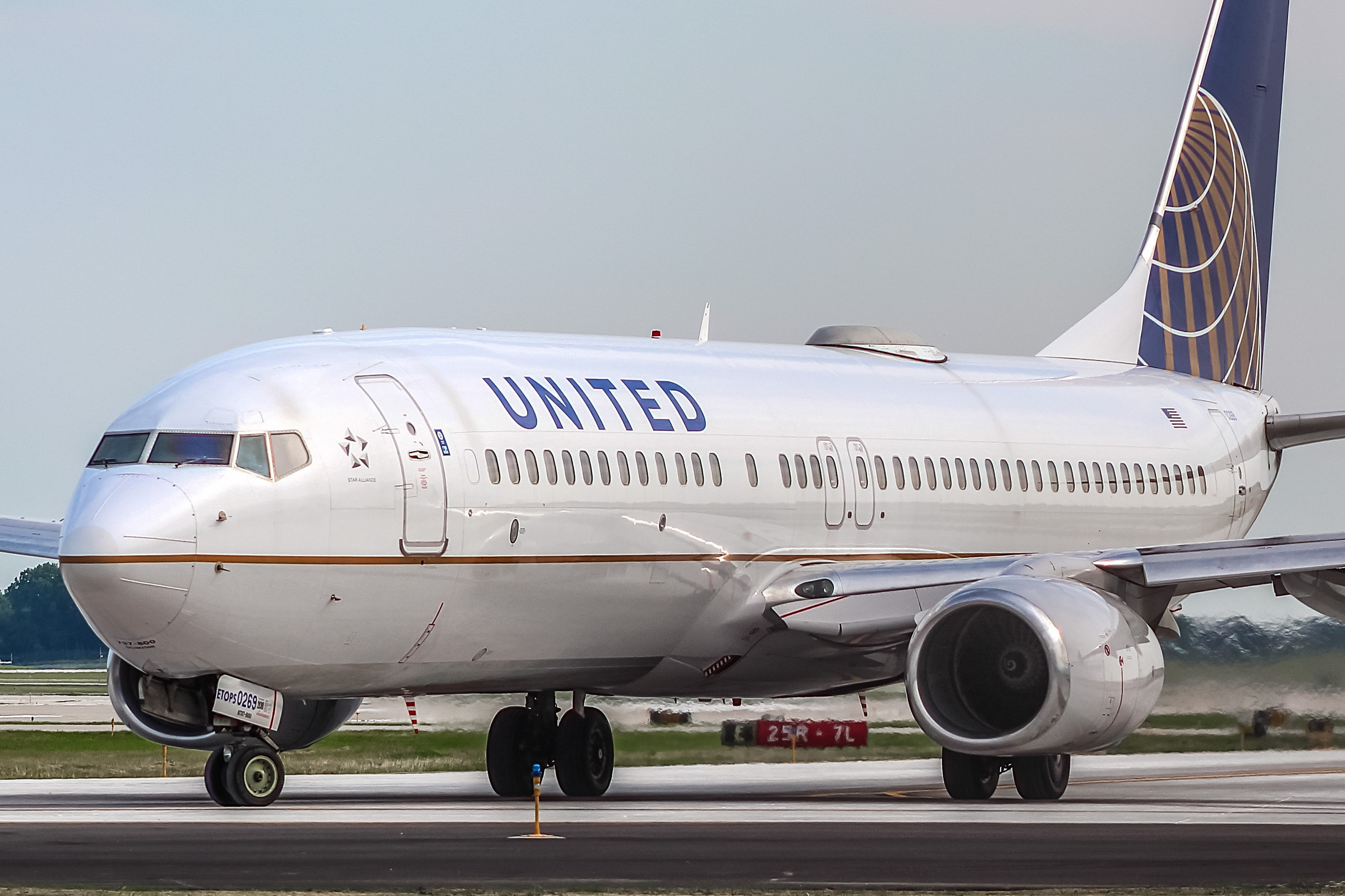 Full size: United Airlines Boeing 737-800 N76269 at General Mitchell International Airport