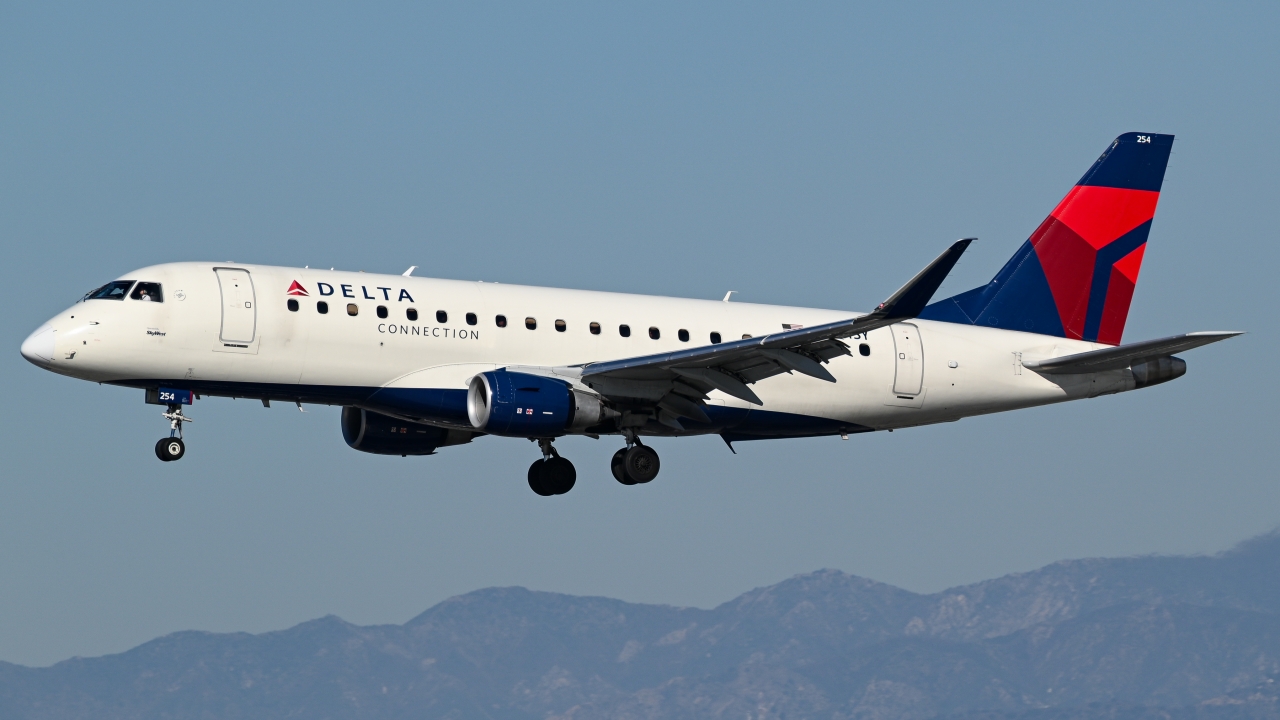 Full size: Delta Connection Embraer E175 N254SY at Los Angeles International Airport