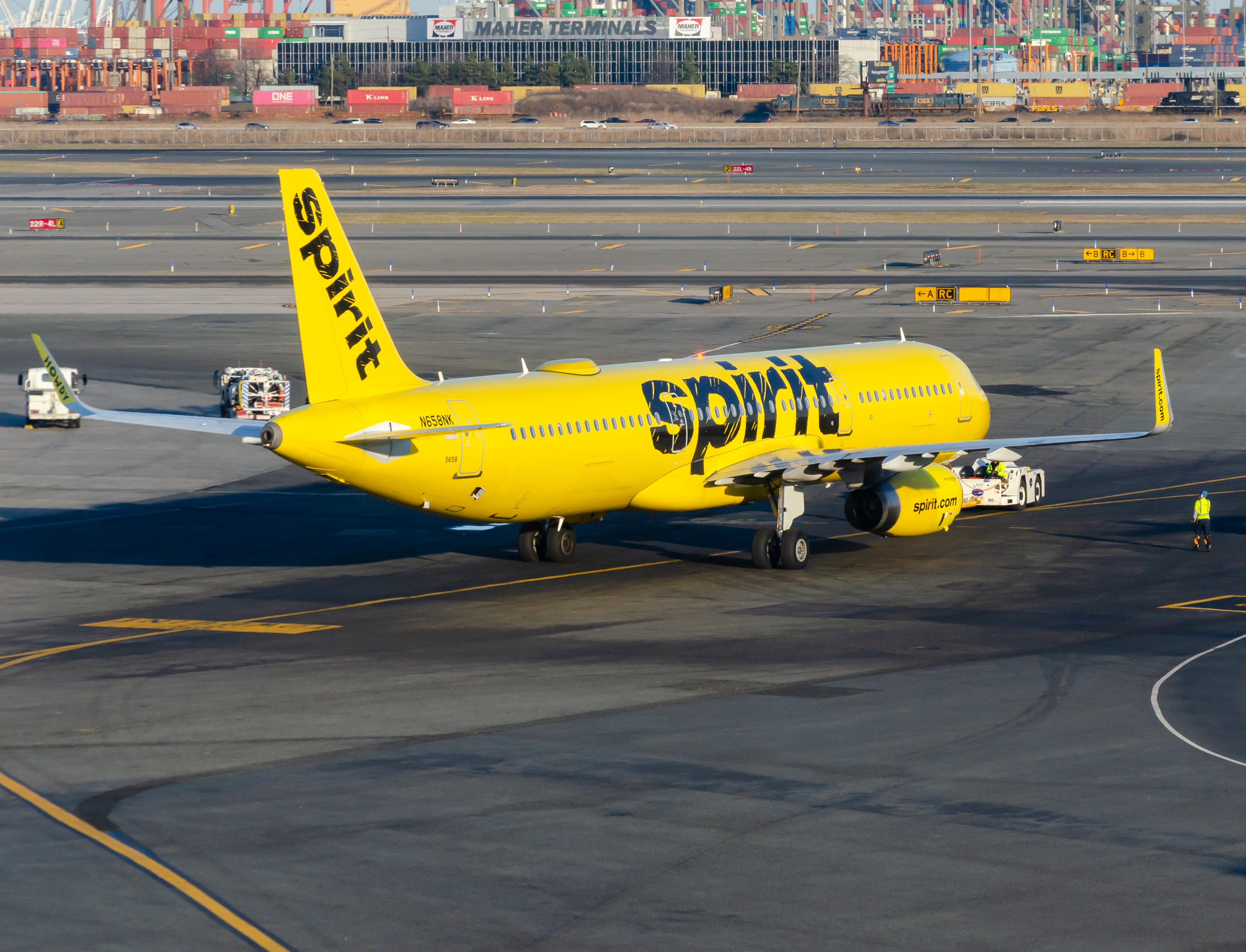 Full size: Spirit Airlines Airbus A321-200 N658NK at Newark Liberty International Airport