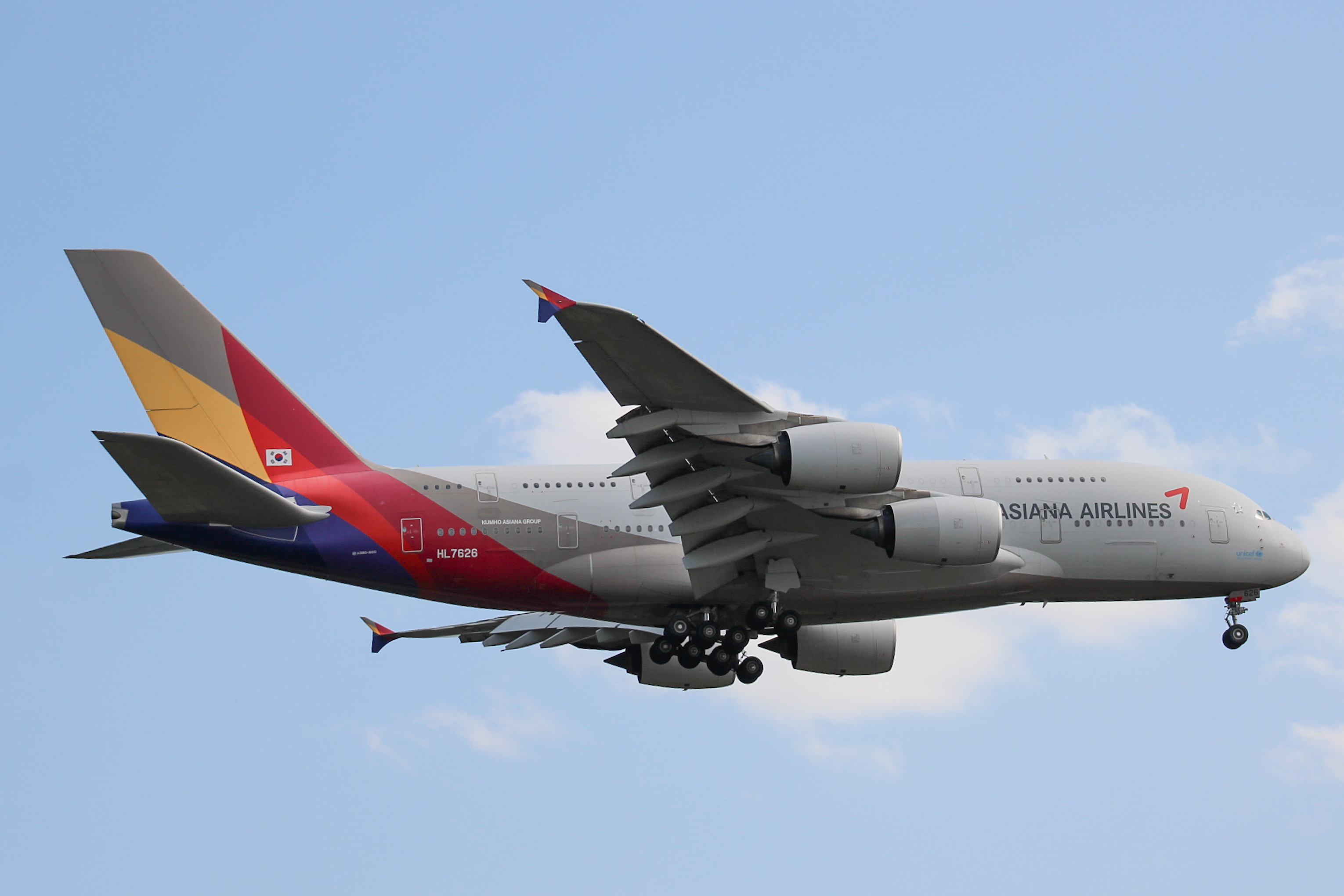 Full size: Asiana Airlines Airbus A380-800 HL7626 at Frankfurt International Airport