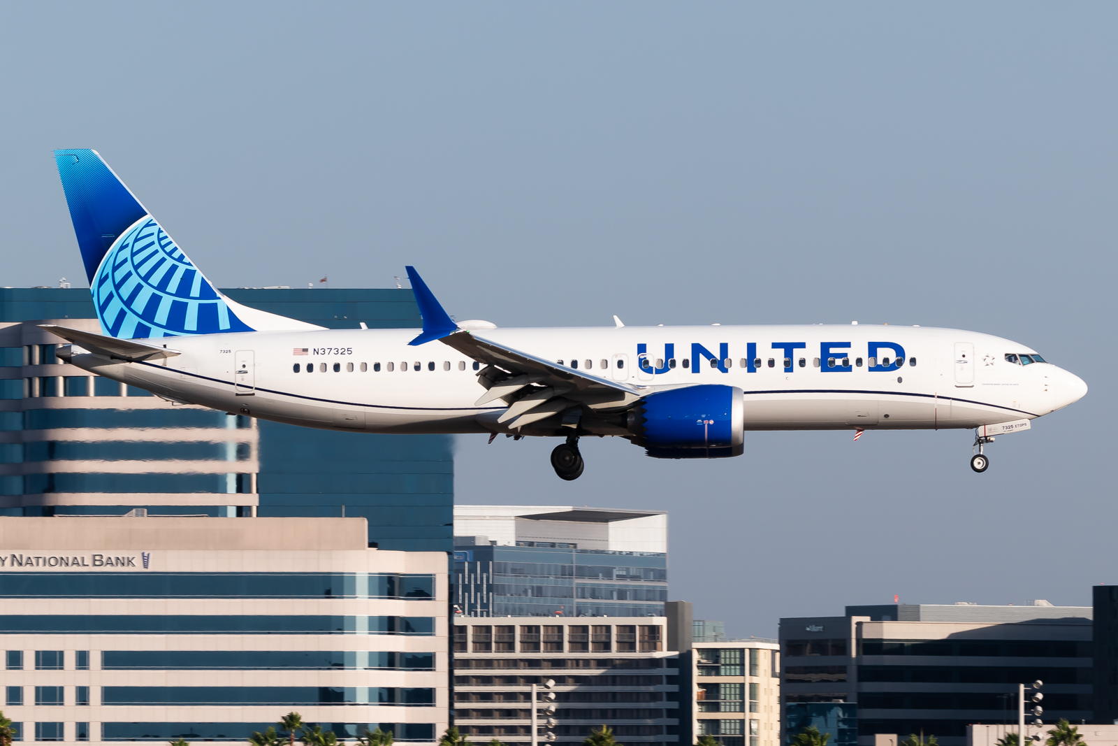 Full size: United Airlines Boeing 737 MAX 8 N37325 at John Wayne/Orange County Airport