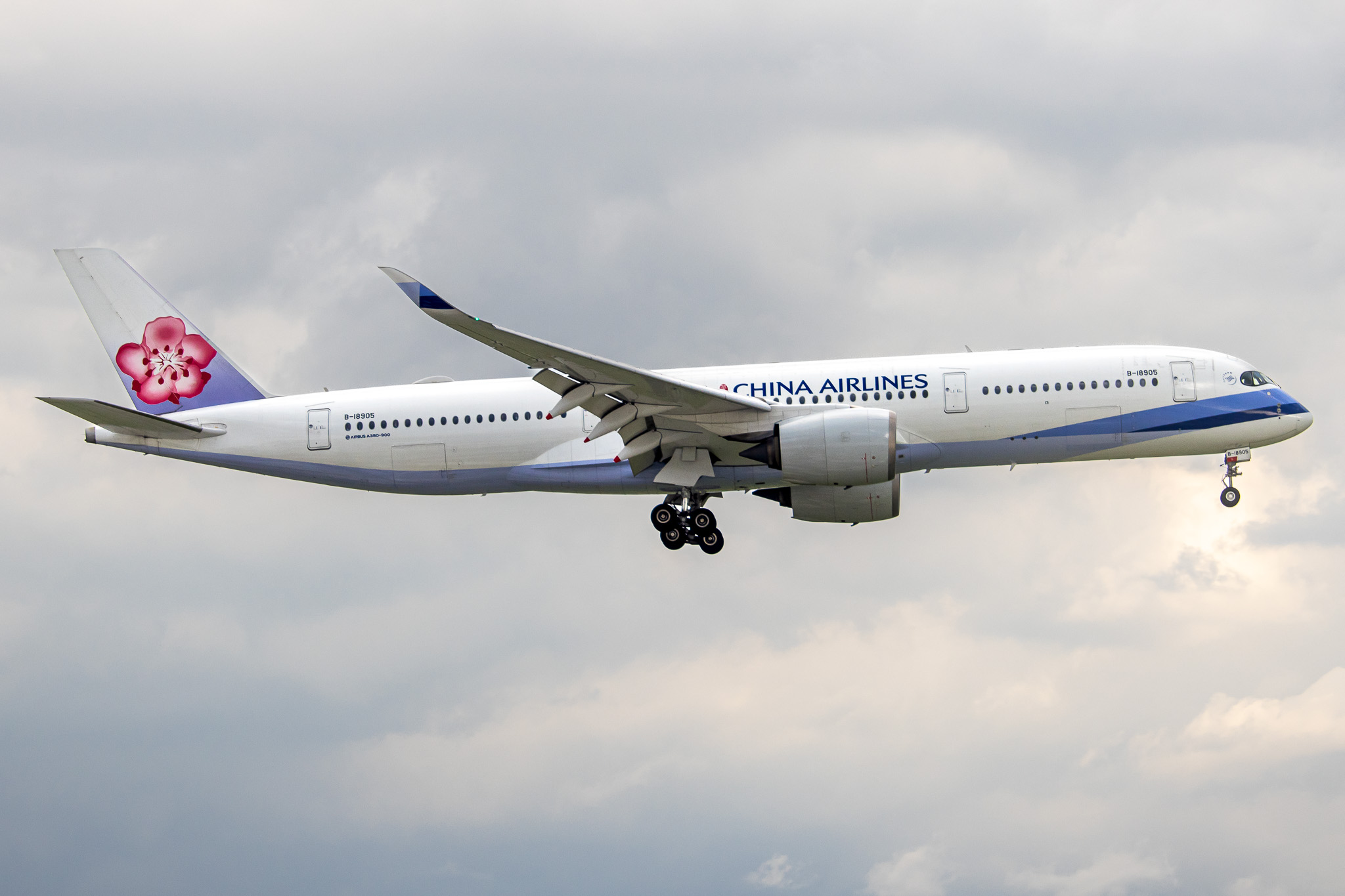 Full size: China Airlines Airbus A350-900 B-18905 at Tan Son Nhat International Airport