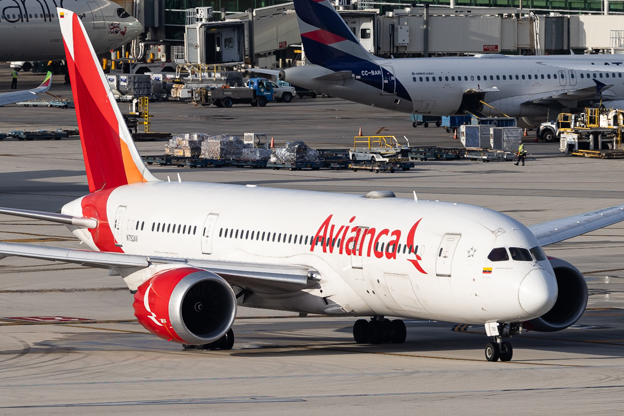 Full size: Avianca Boeing 787-8 N782AV at Miami International Airport