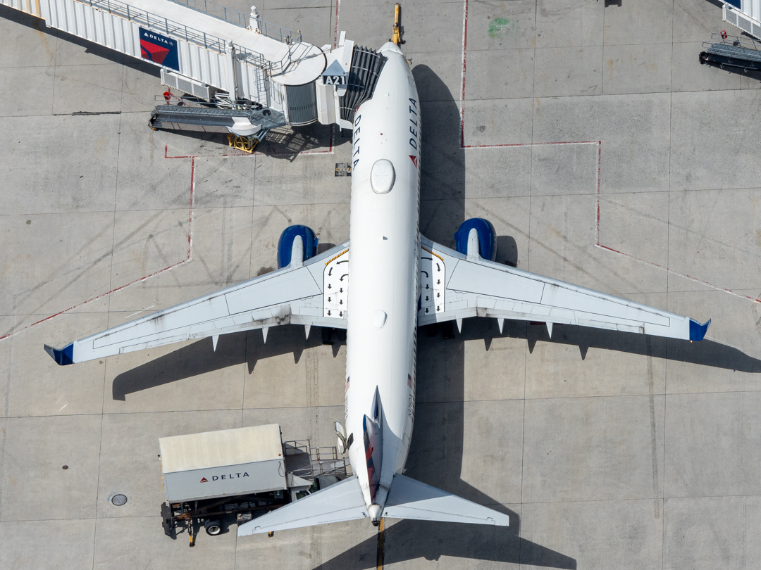Full size: Delta Airlines Boeing 737-800 N376DA at General Edward Lawrence Logan International Airport