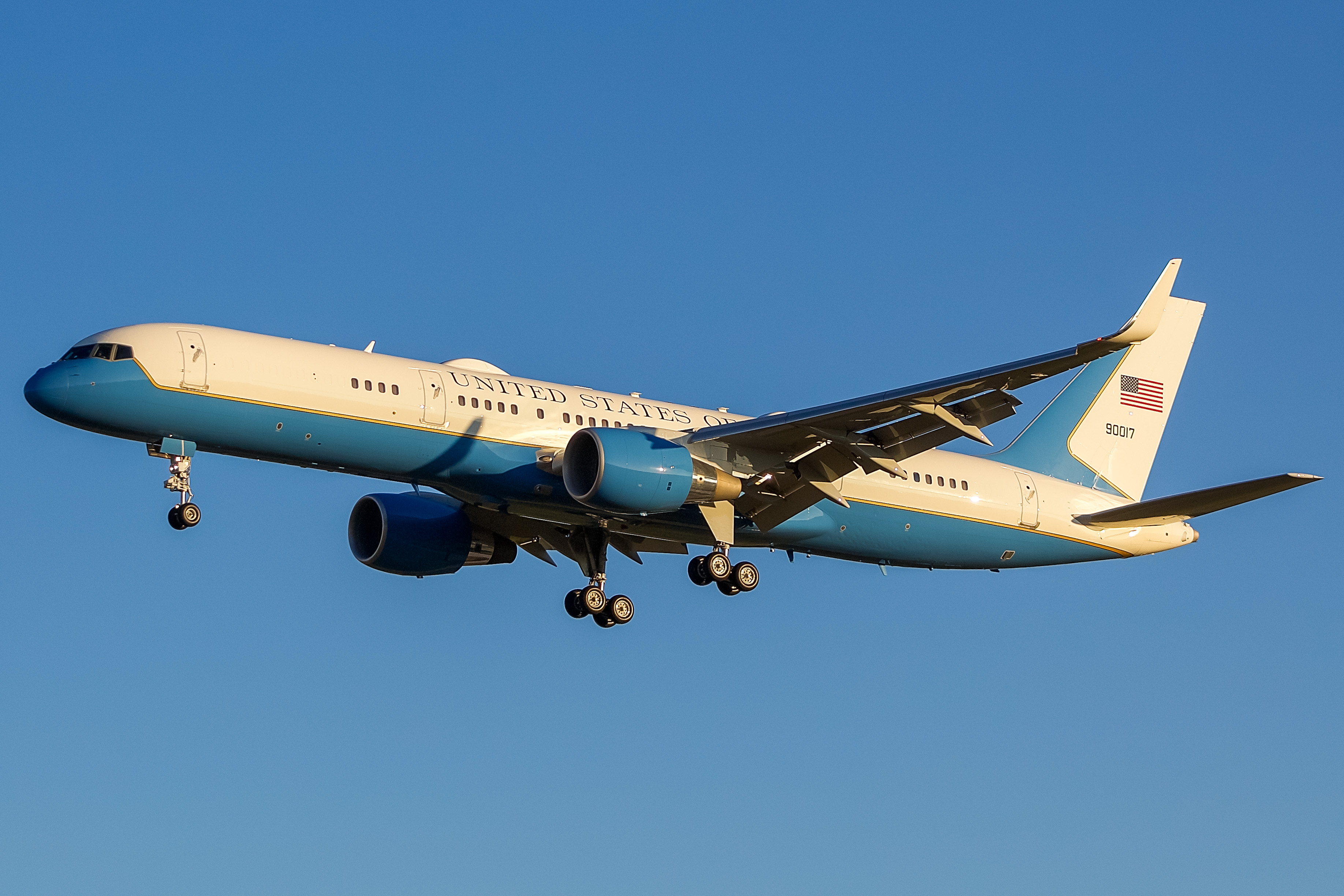 Full size: USAF - United States Air Force Boeing VC-32 09-0017 at General Mitchell International Airport