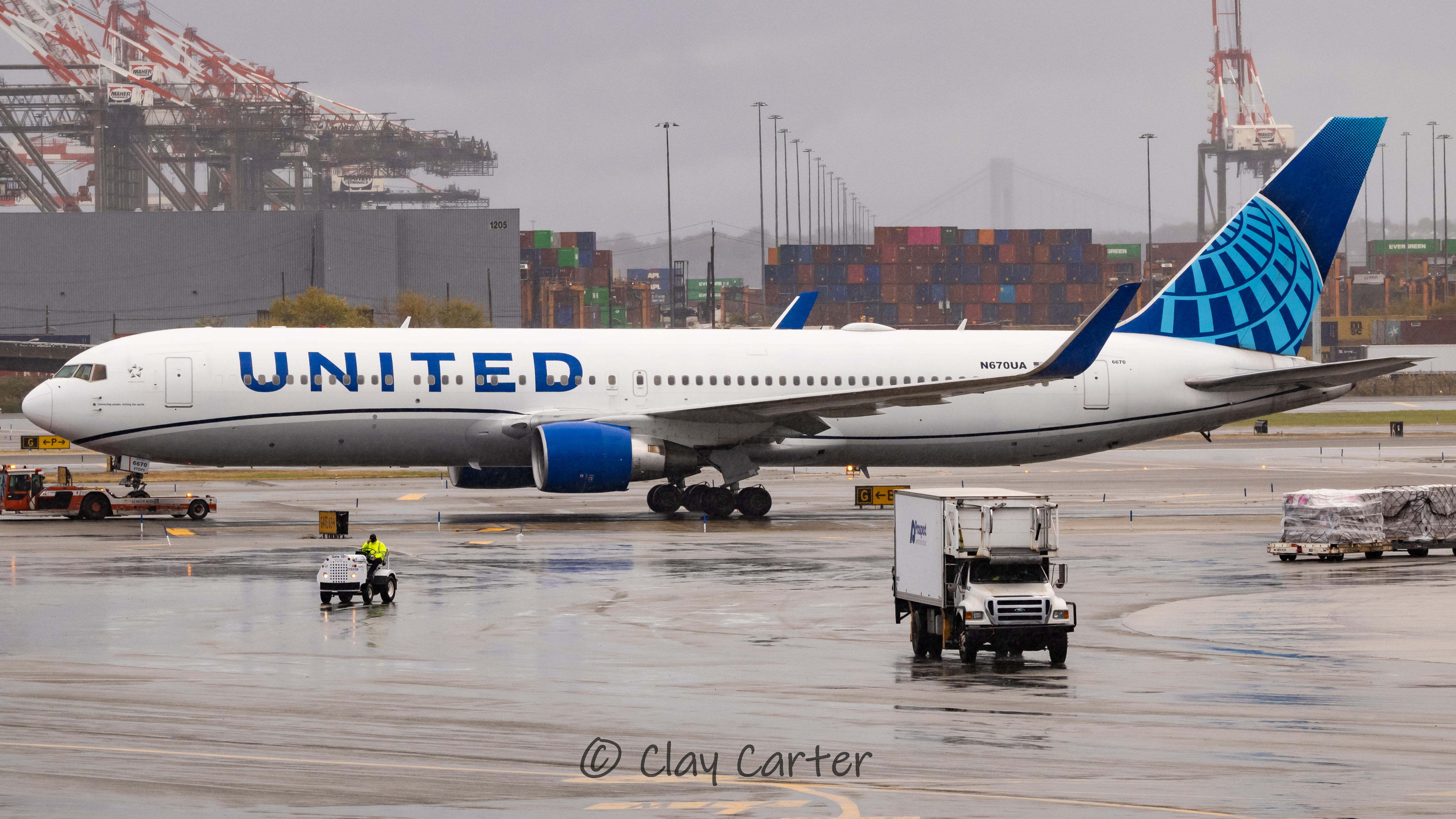 Full size: United Airlines Boeing 767-300ER N670UA at Newark Liberty International Airport