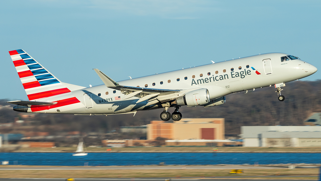 Full size: American Eagle Embraer E175 N430YX at Ronald Reagan National Airport