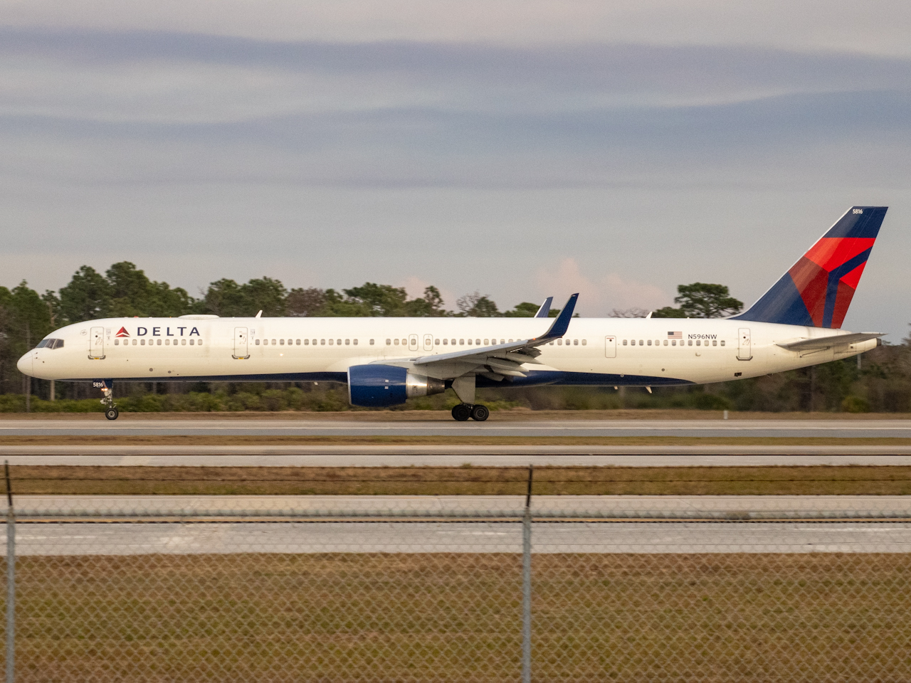 Full size: Delta Airlines Boeing 757-300 N596NW at Orlando International Airport