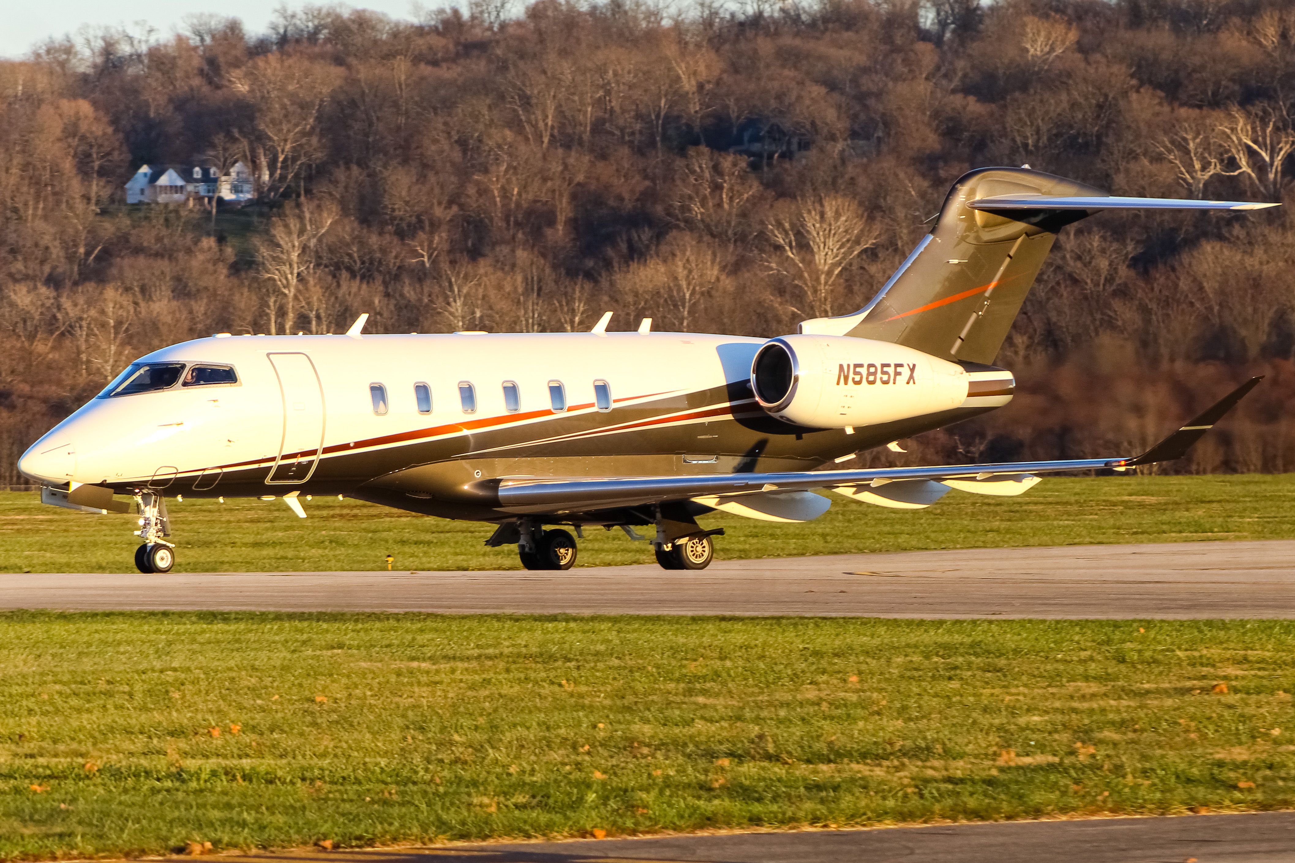 Full size: FlexJet Bombardier Challenger 350  N585FX at Cincinnati Municipal Airport/Lunken Field
