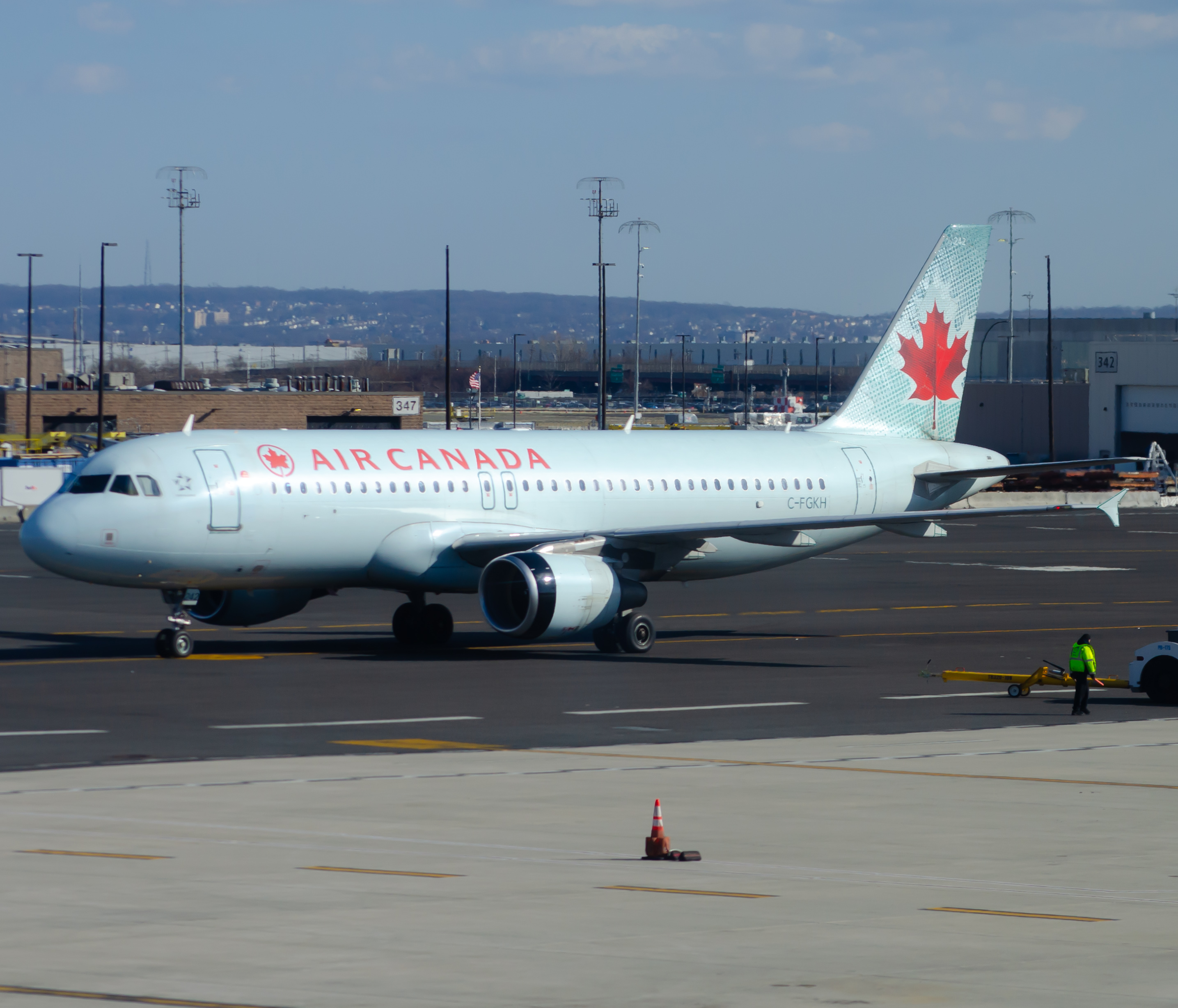 Full size: Air Canada Airbus A320 C-FGKH  at Newark Liberty International Airport