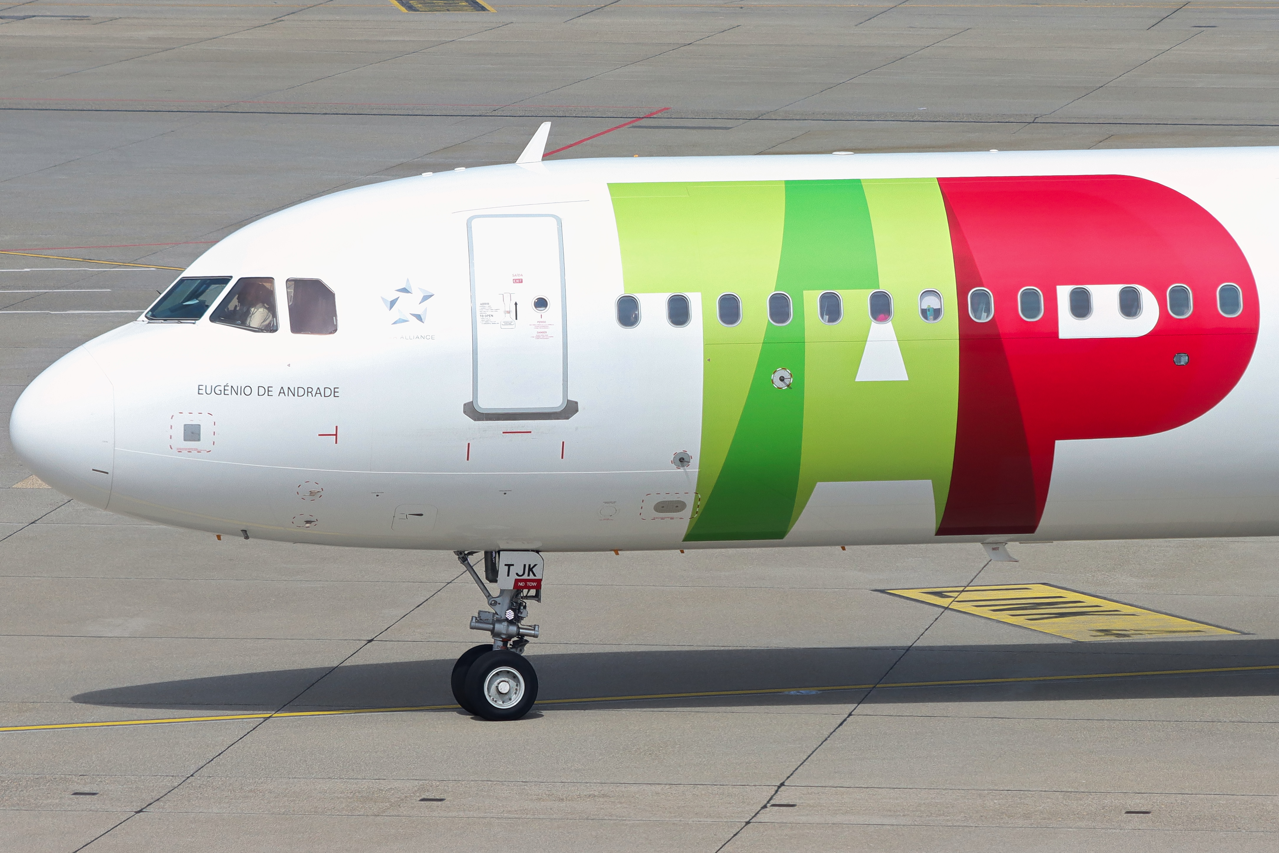 Full size: TAP Air Portugal Airbus A321NEO CS-TJK at Geneve Aeroport