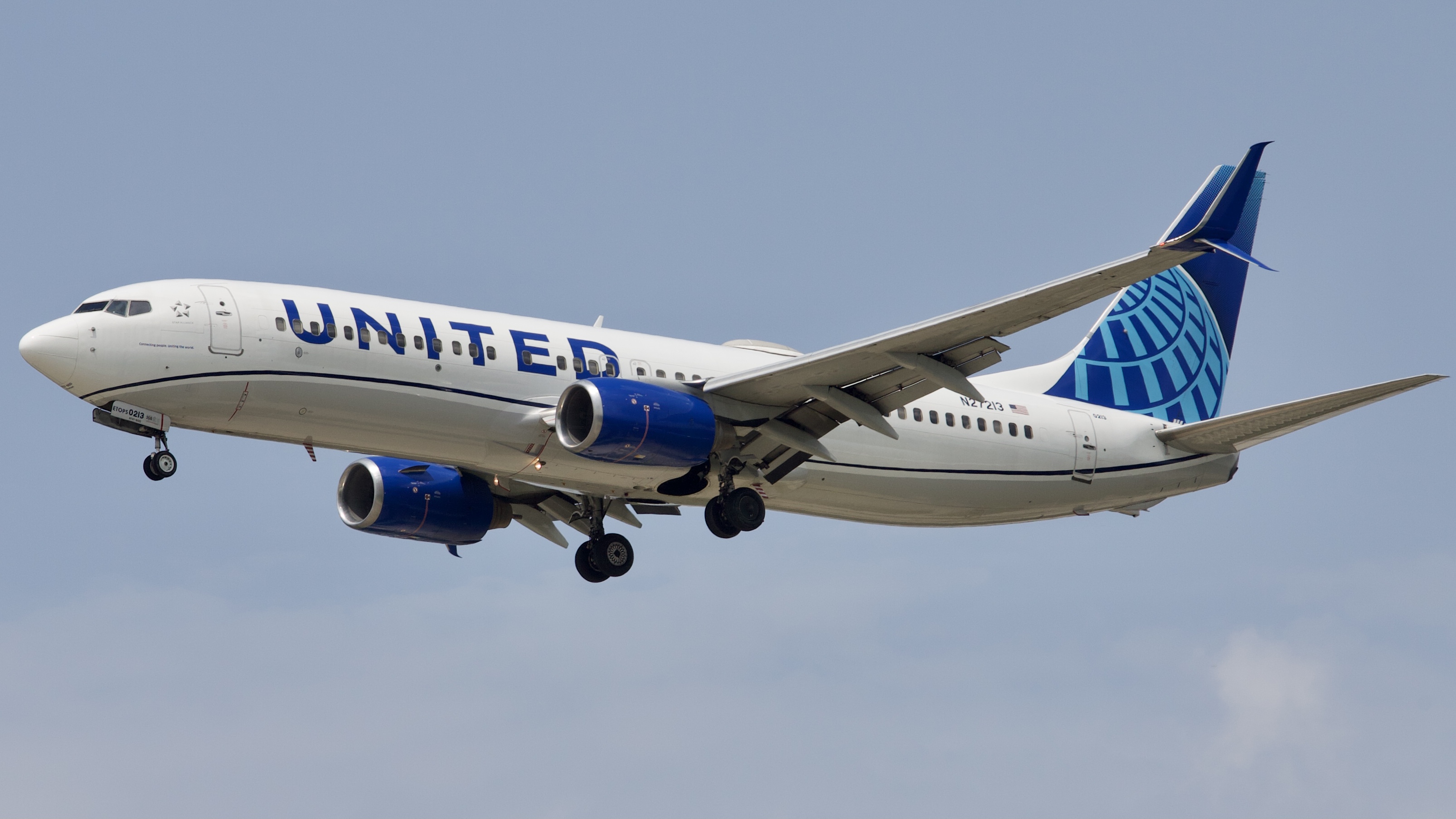 Full size: United Airlines Boeing 737-800 N27213 at Houston-George Bush Intercontinental Airport