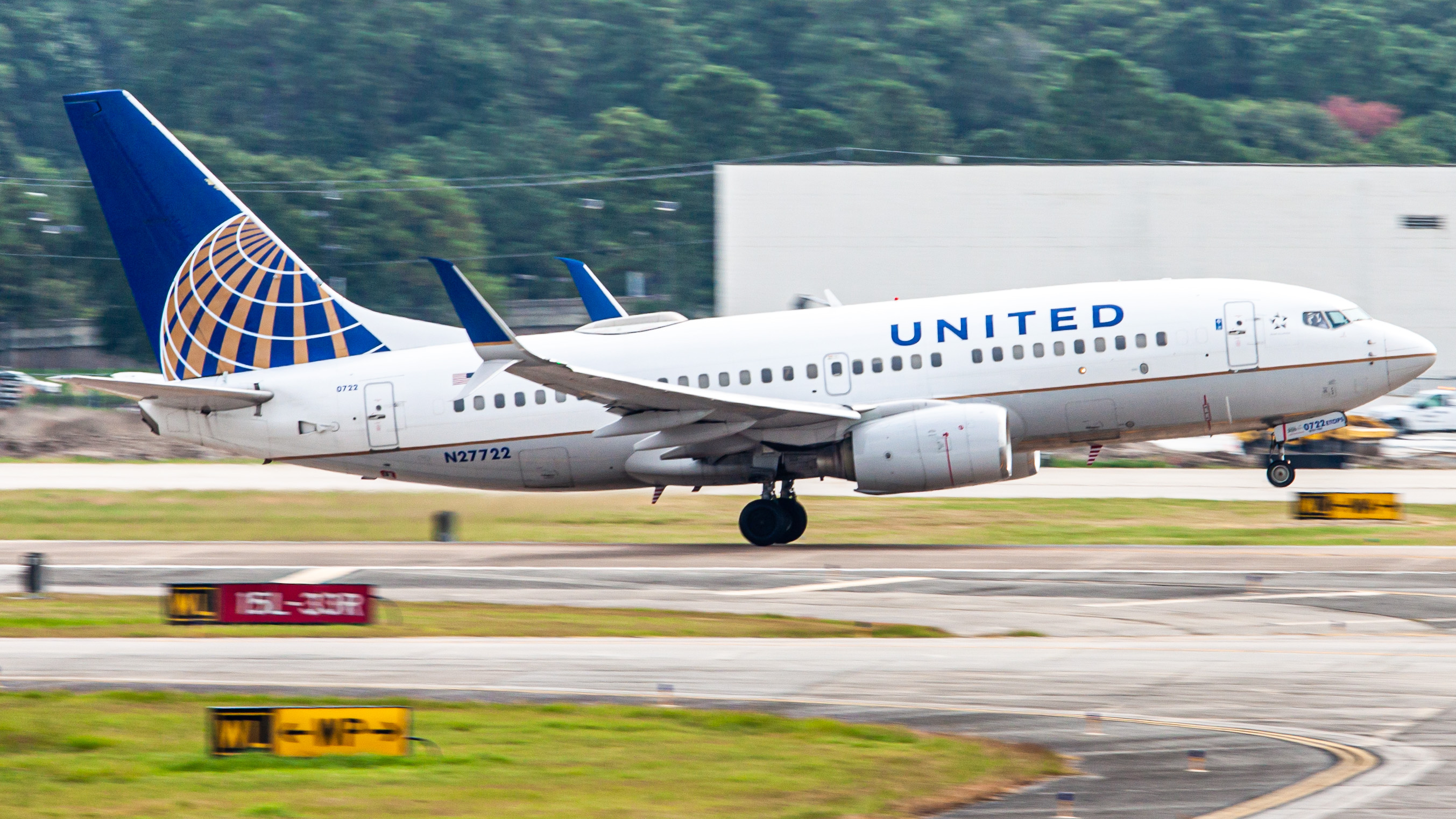 Full size: United Airlines Boeing 737-700 N27722 at Houston-George Bush Intercontinental Airport