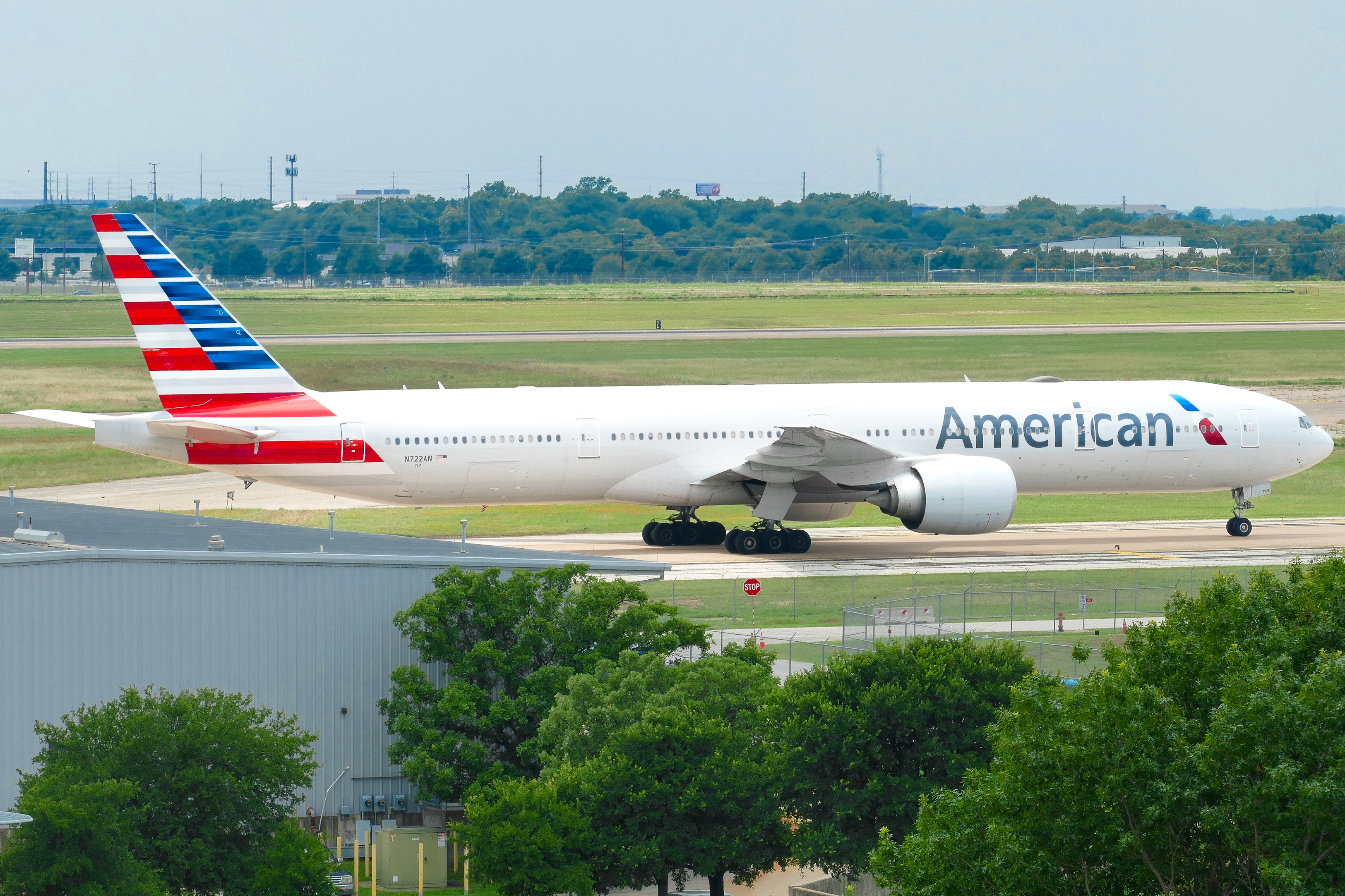 Full size: American Airlines Boeing 777-300ER N722AN at Austin-Bergstrom International Airport