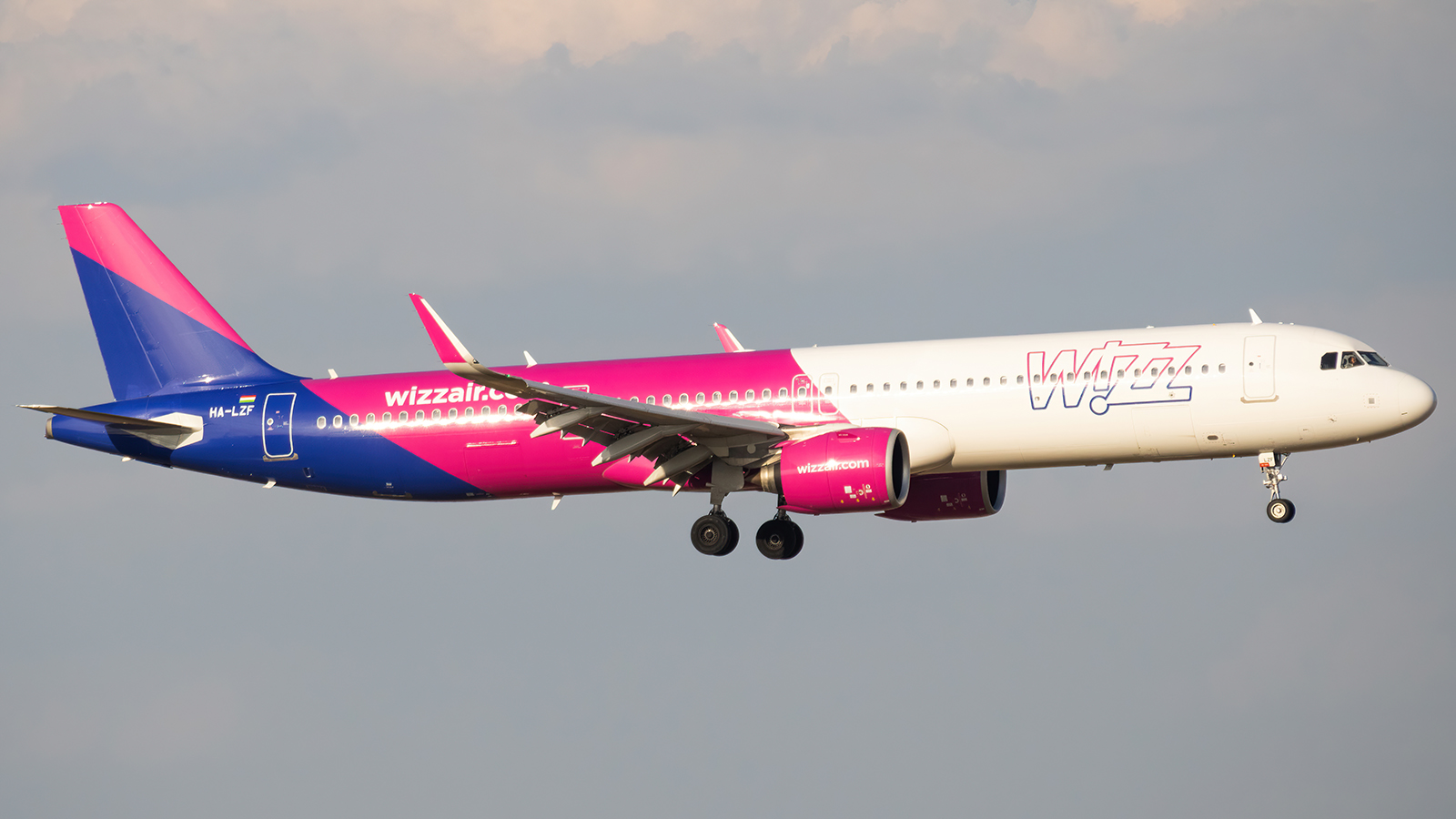 Full size: Wizz Air Airbus A321NEO HA-LZF at Vienna International Airport