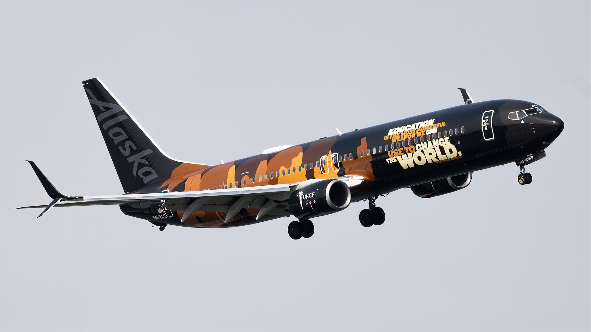 Full size: Alaska Airlines Boeing 737-900ER N492AS at Ronald Reagan National Airport
