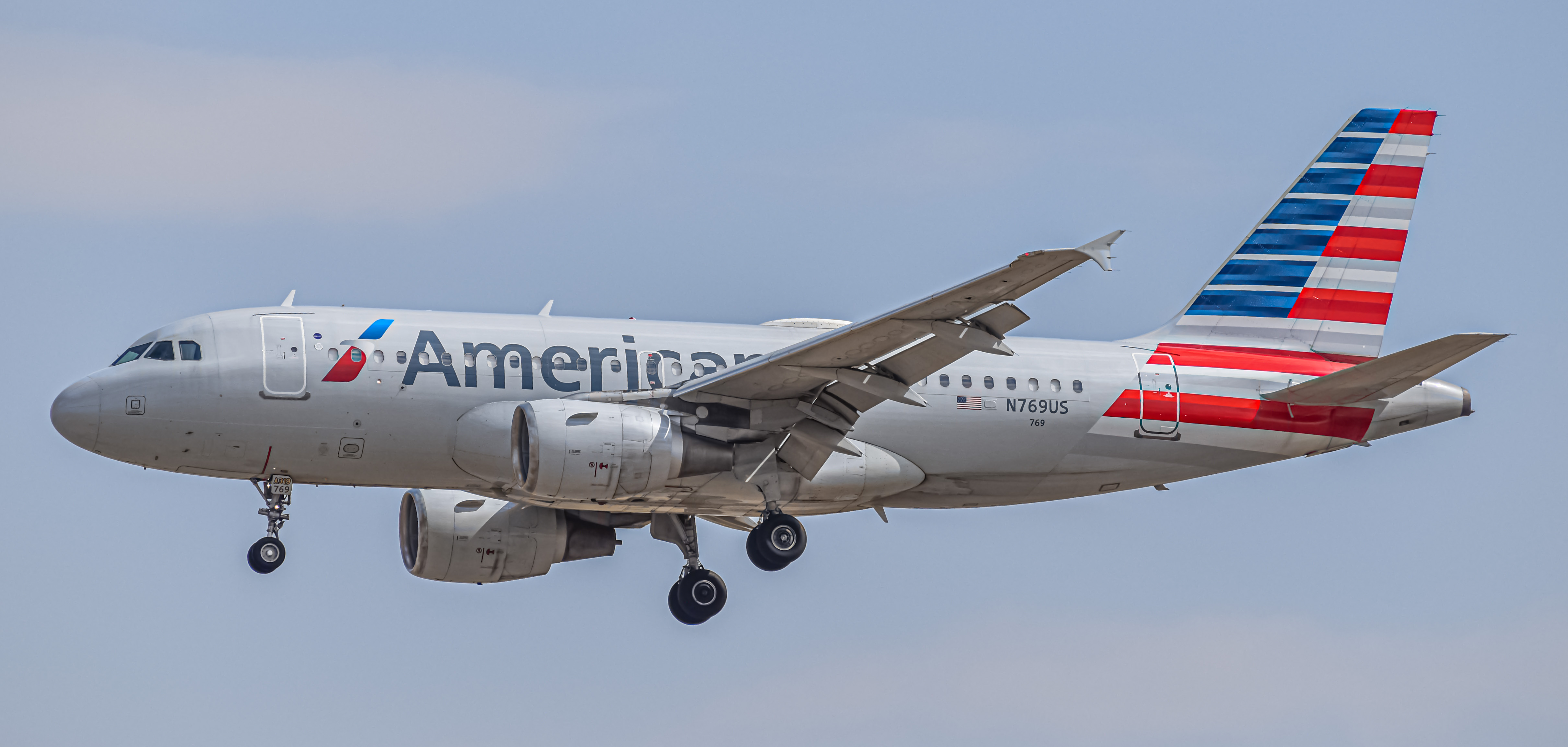 Full size: American Airlines Airbus A319 N769US at Denver International Airport