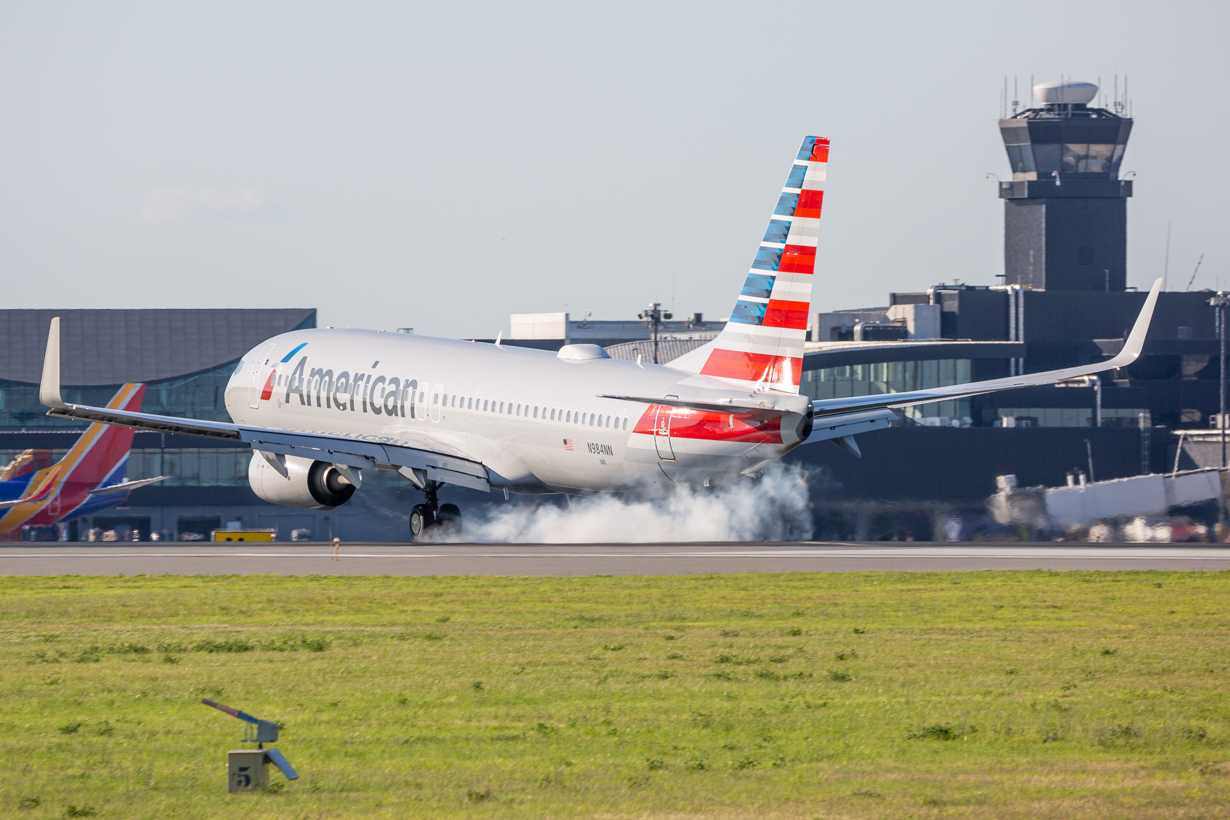 Full size: American Airlines Boeing 737-800 N984NN at Baltimore/Washington International Thurgood Marshall Airport