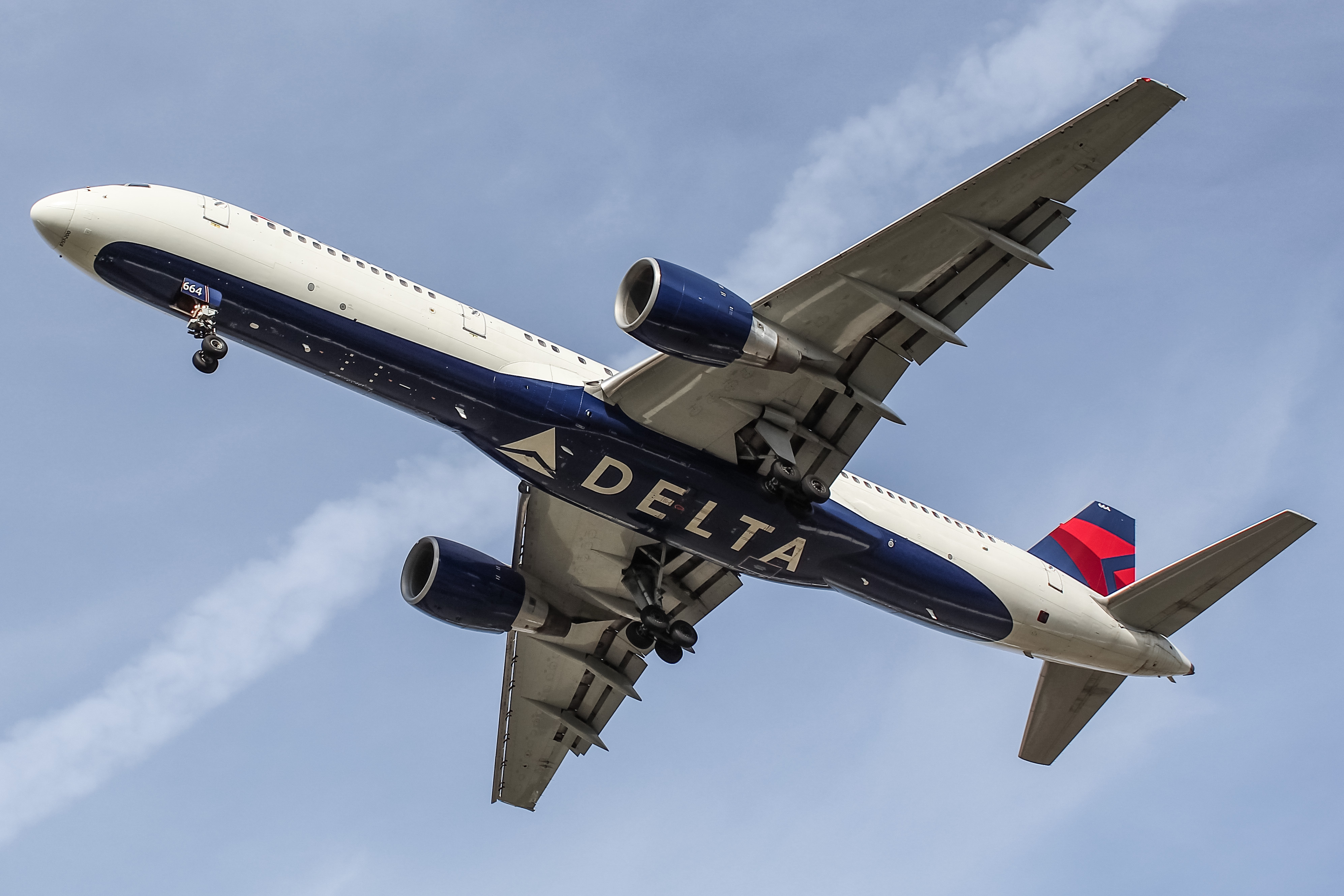 Full size: Delta Airlines Boeing 757-200 N664DN at General Mitchell International Airport