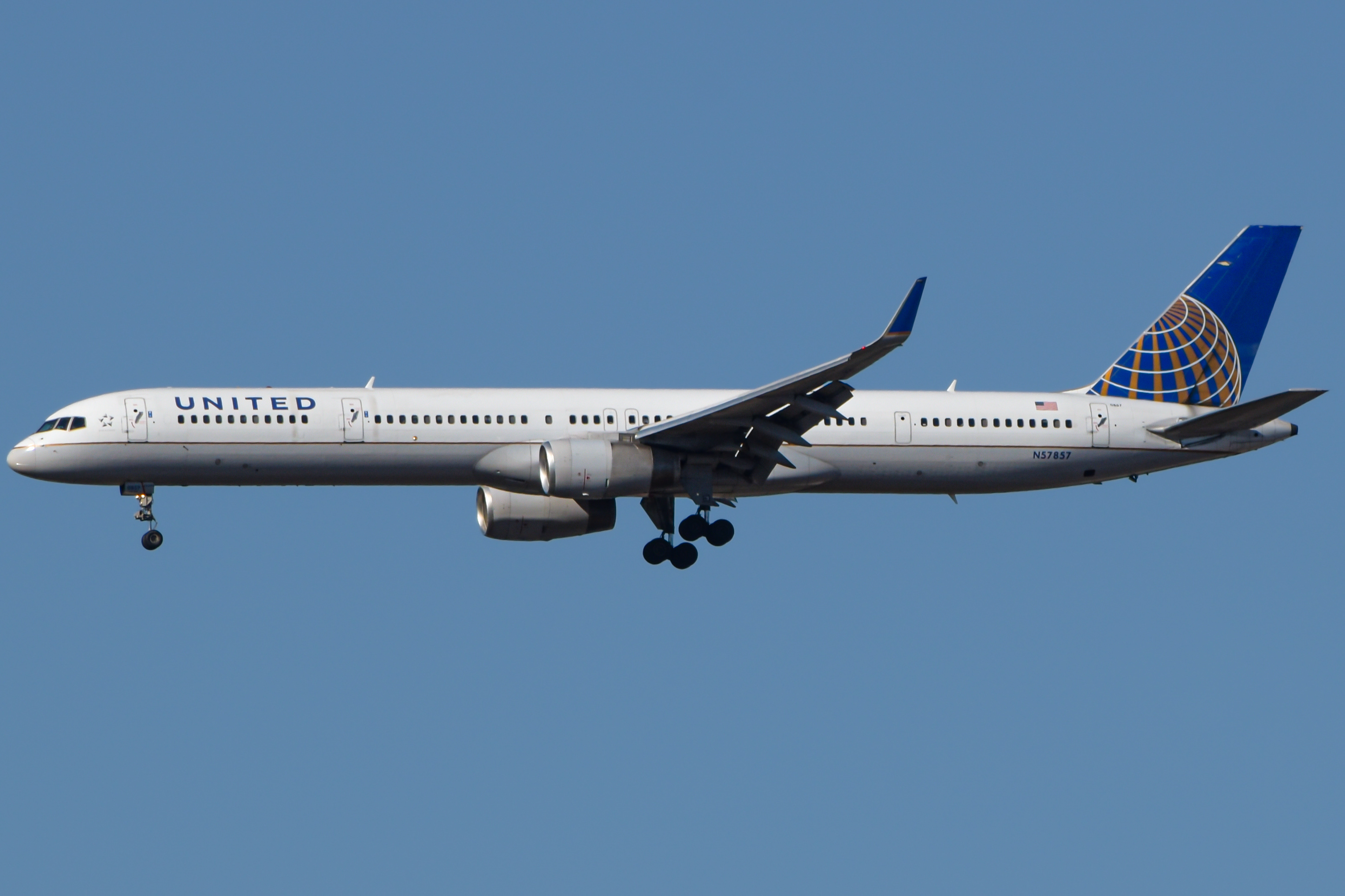 Full size: United Airlines Boeing 757-300 N57857 at Washington Dulles International Airport