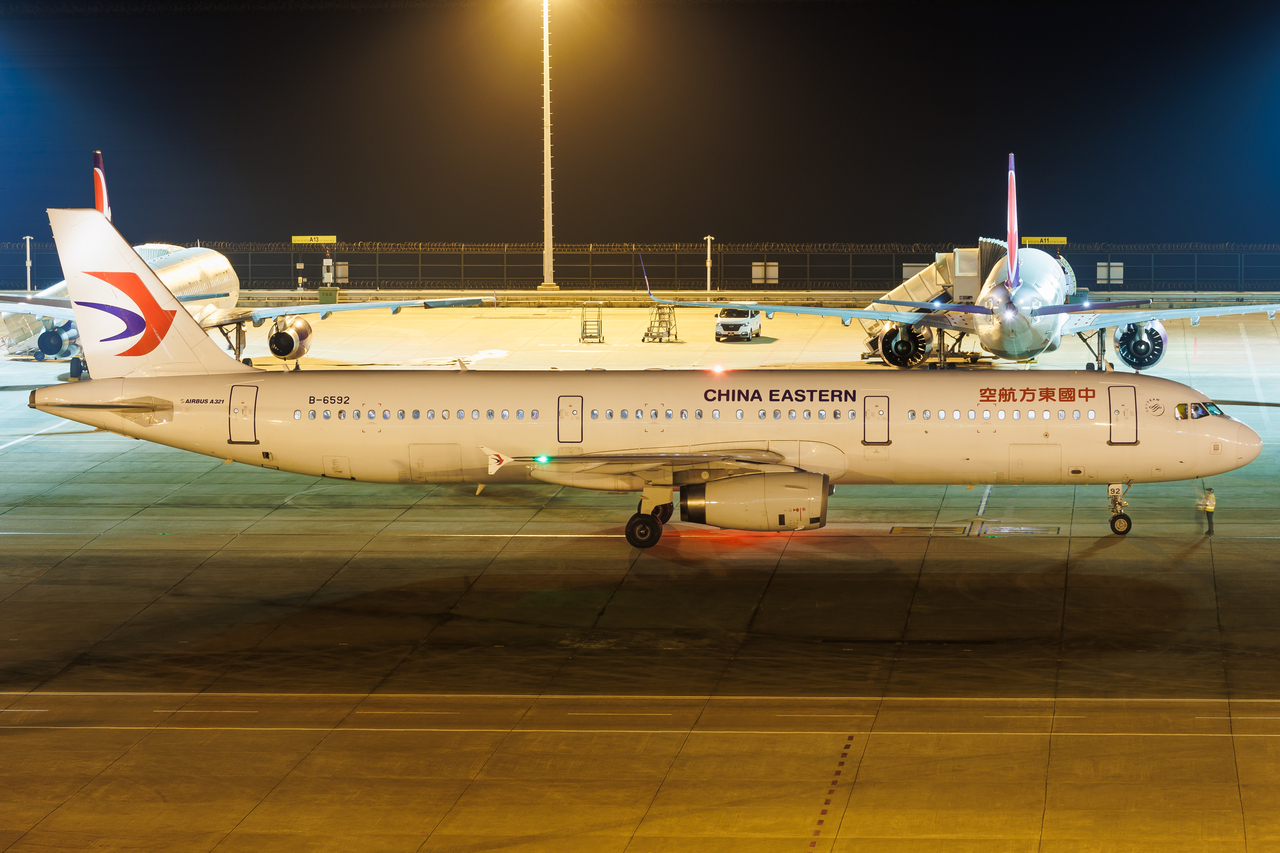 Full size: China Eastern Airlines Airbus A321-200 B-6592 at Macau International Airport