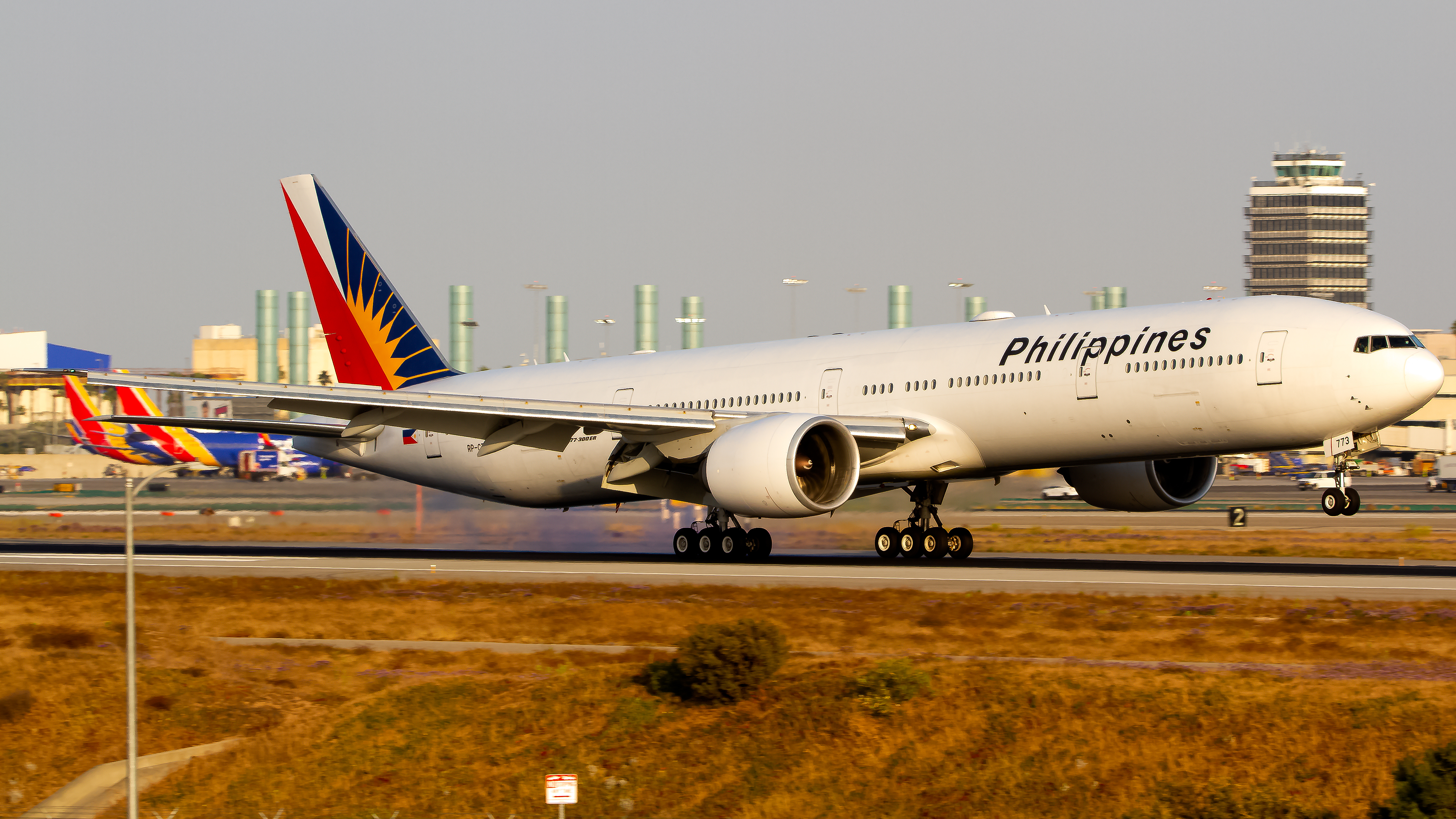 Full size: Philippines Airlines Boeing 777-300ER RP-C7773 at Los Angeles International Airport