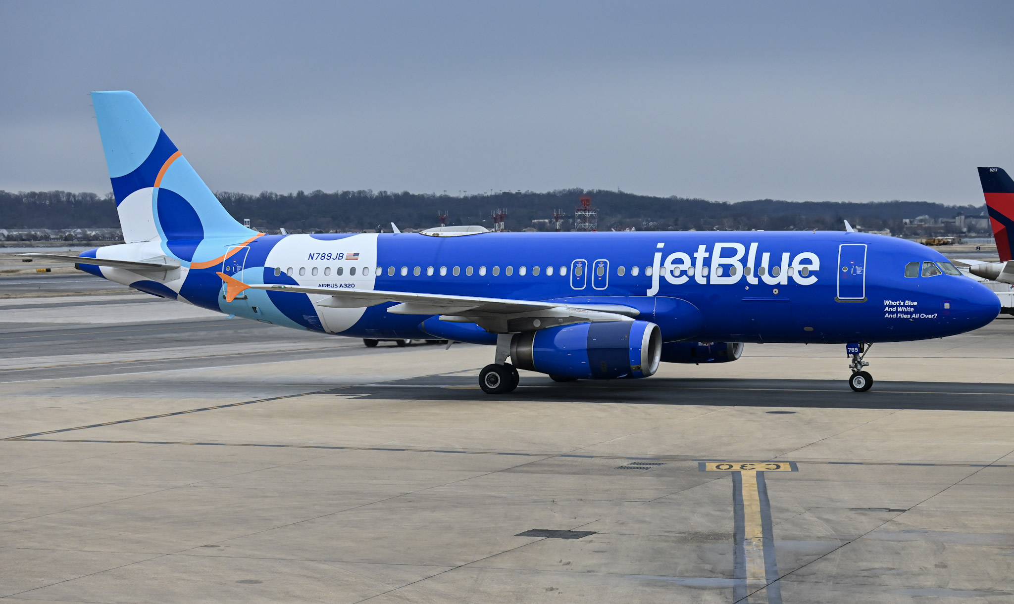 Full size: JetBlue Airways Airbus A320 N789JB at Ronald Reagan National Airport