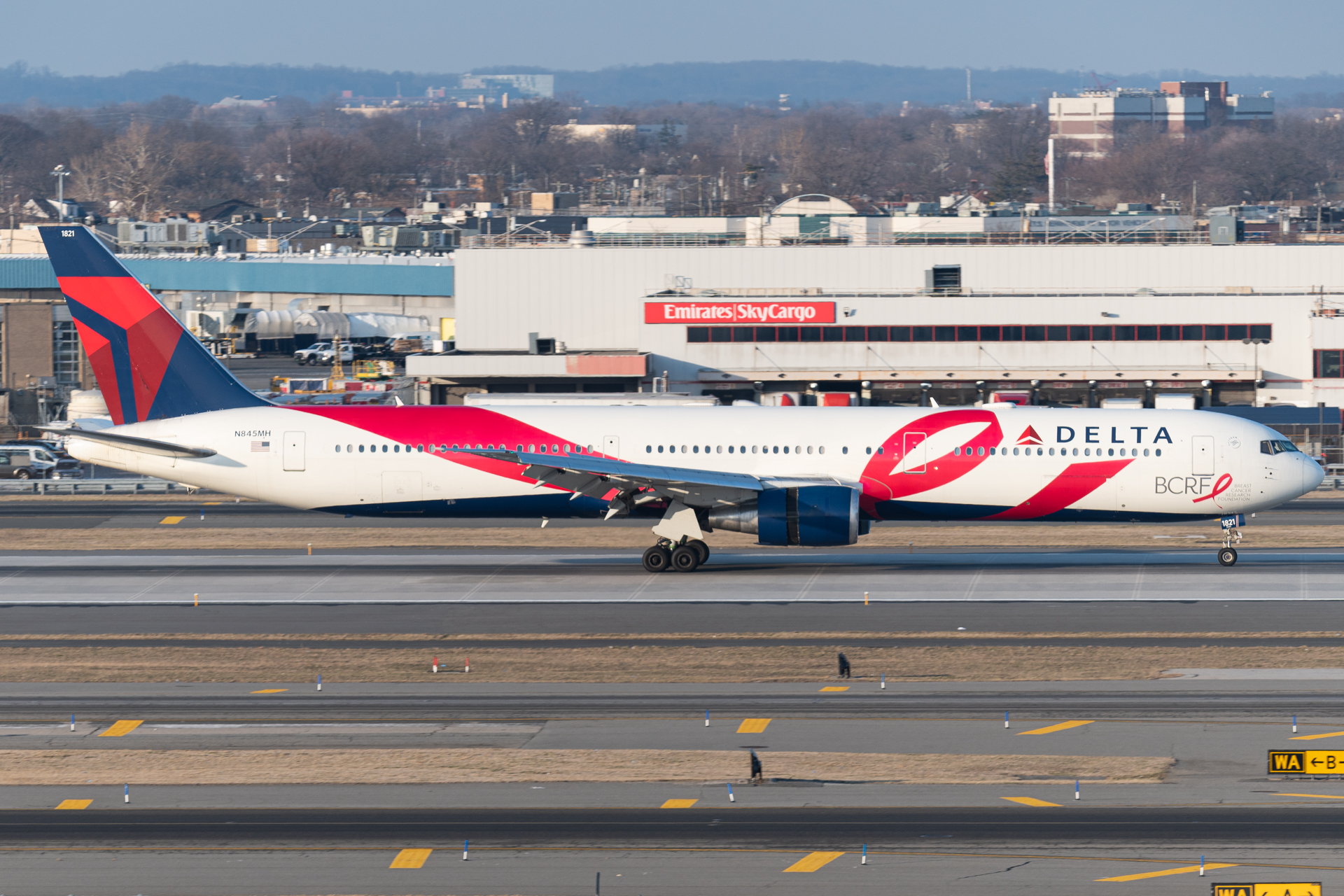 Full size: Delta Airlines Boeing 767-400ER N845MH at John F. Kennedy International Airport