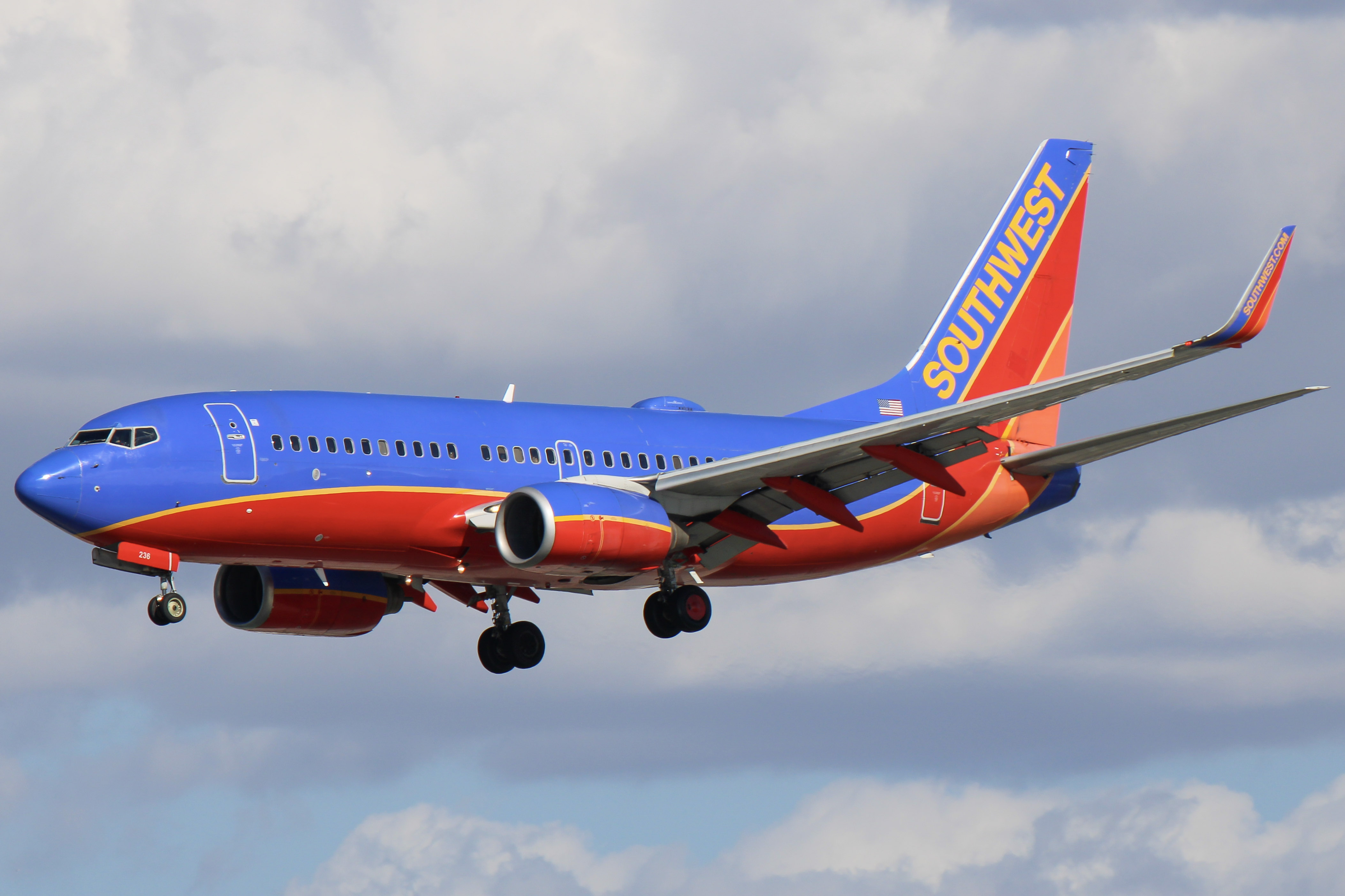 Full size: Southwest Airlines Boeing 737-700 N236WN at San Diego International Airport
