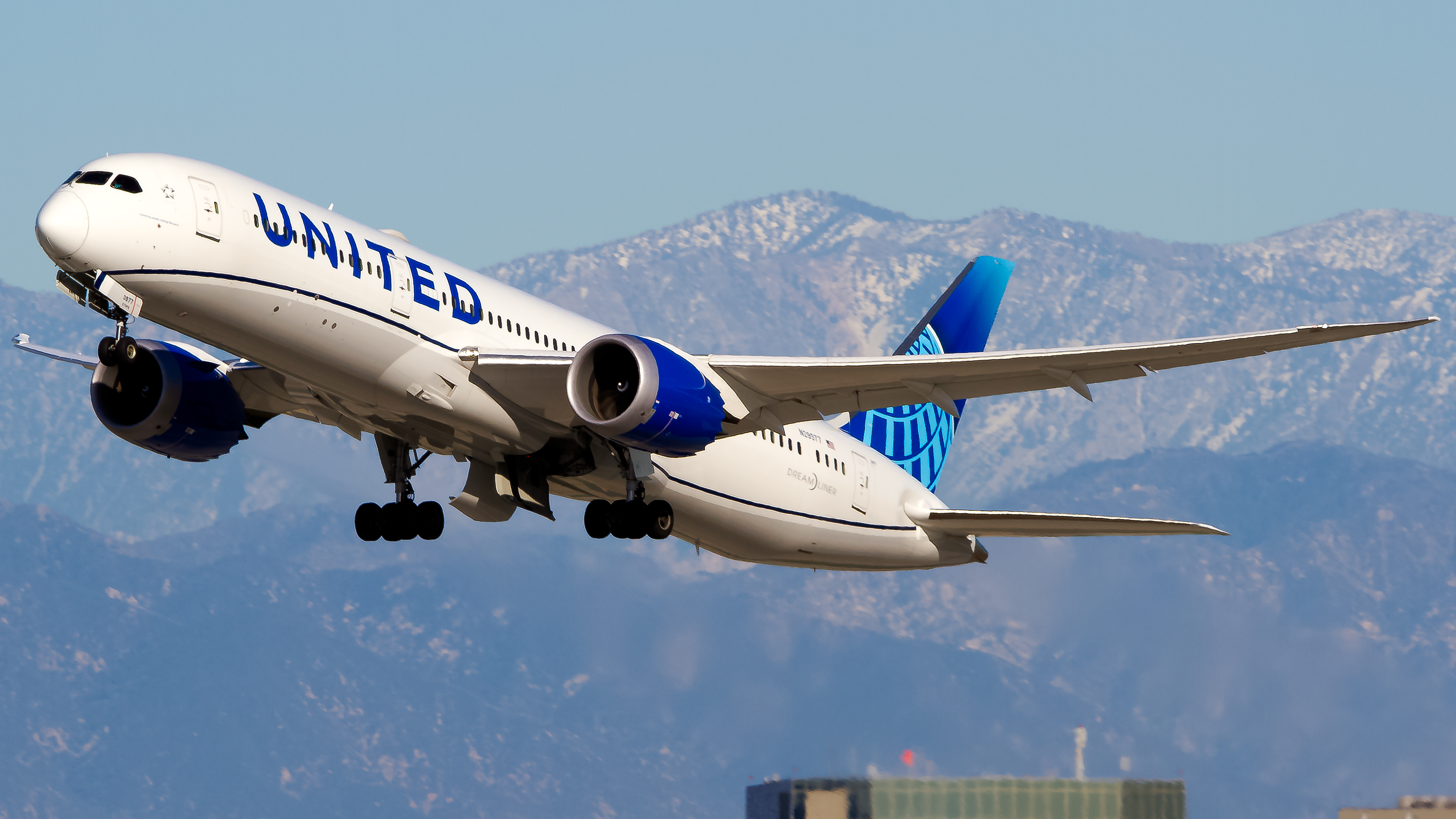 Full size: United Airlines Boeing 787-9 N29977 at Los Angeles International Airport