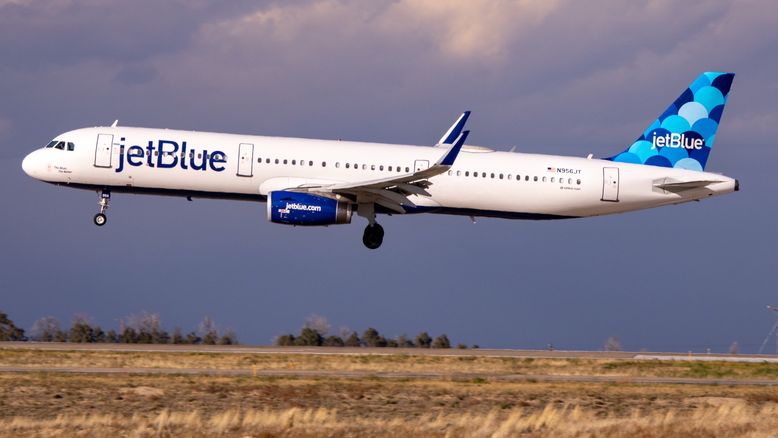 Full size: JetBlue Airways Airbus A321-200 N956JT at Denver International Airport
