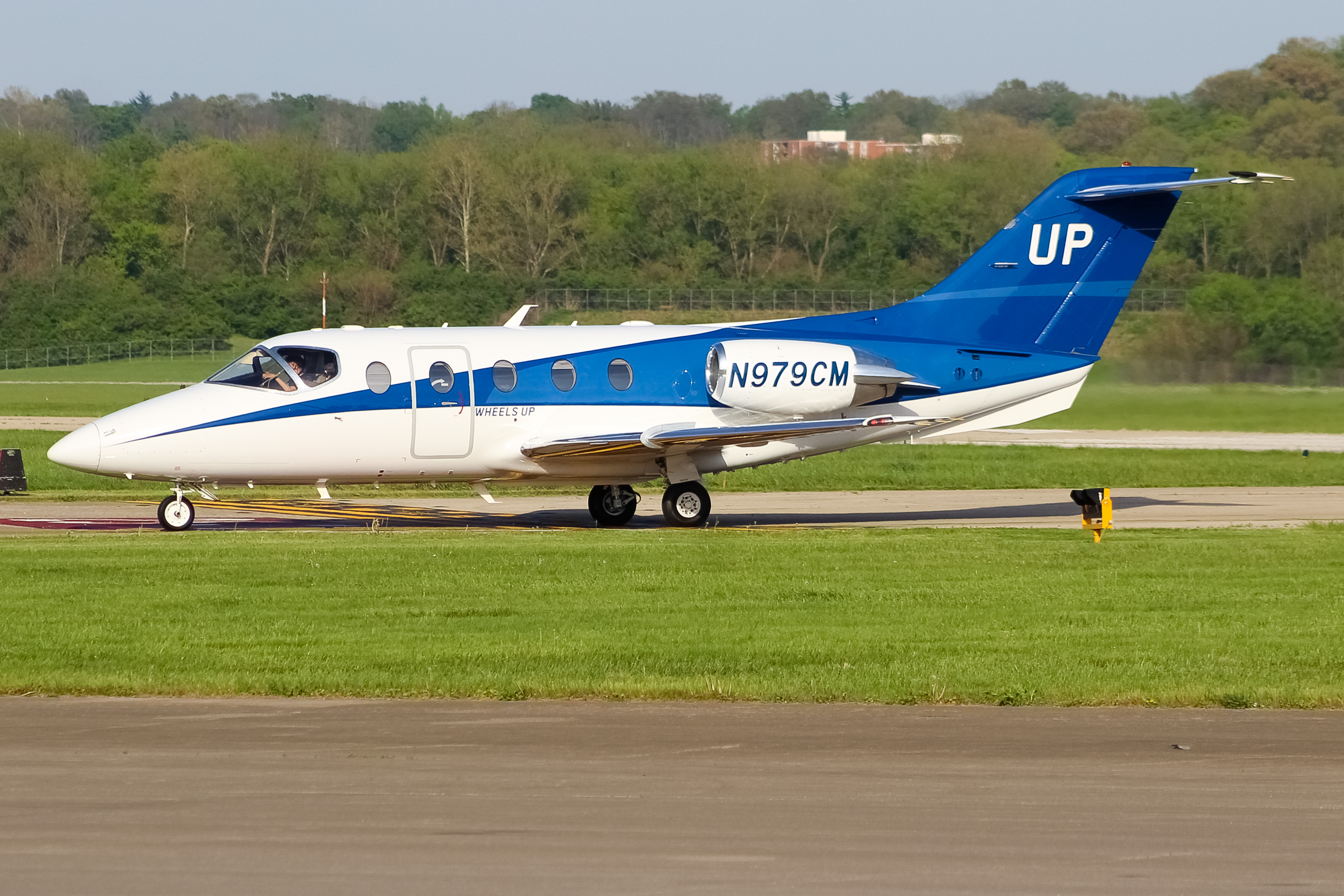Full size: Wheels Up Beechcraft Hawker 400 N979CM at Cincinnati Municipal Airport/Lunken Field