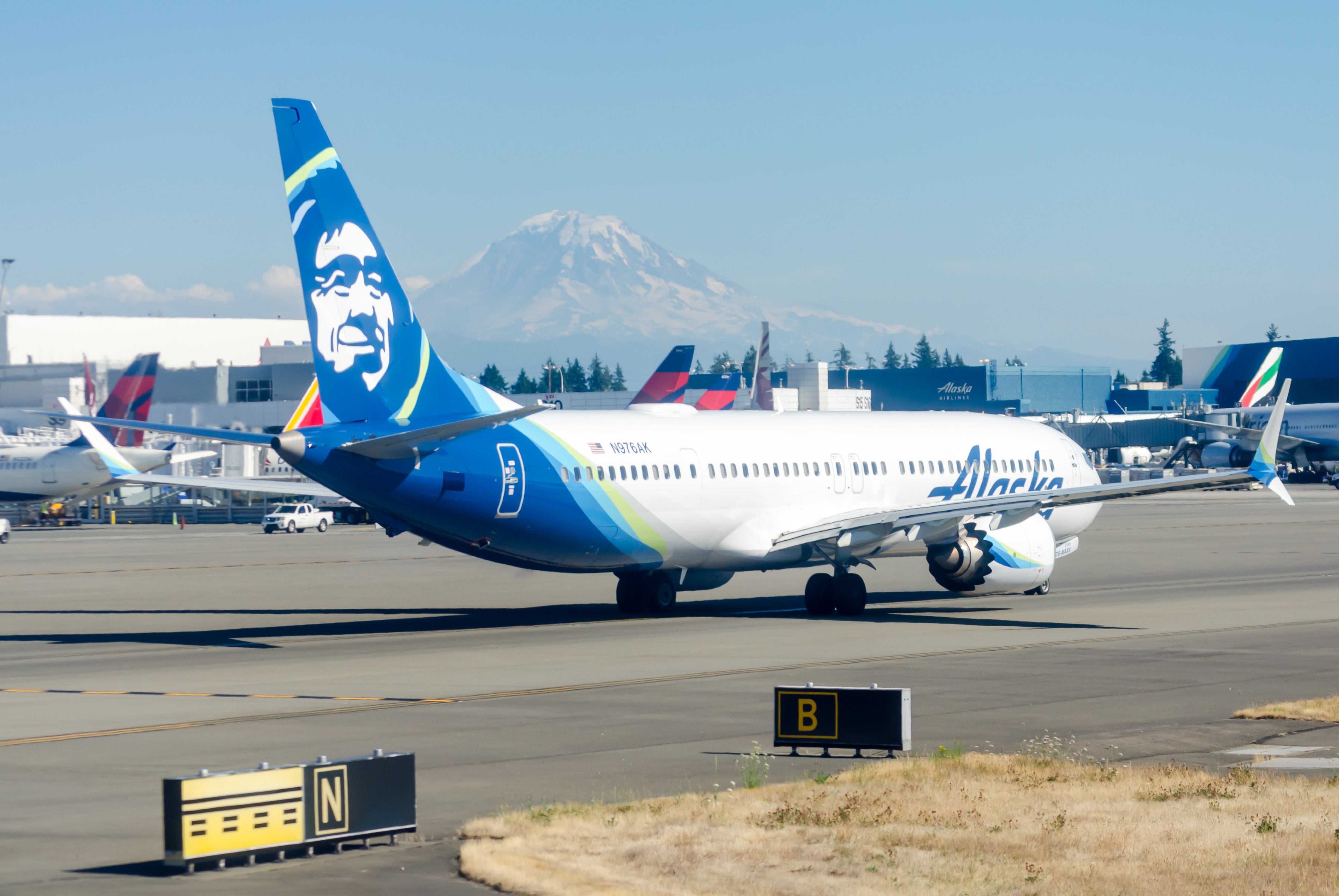 Full size: Alaska Airlines Boeing 737 MAX 9 N976AK at Seattle-Tacoma International Airport