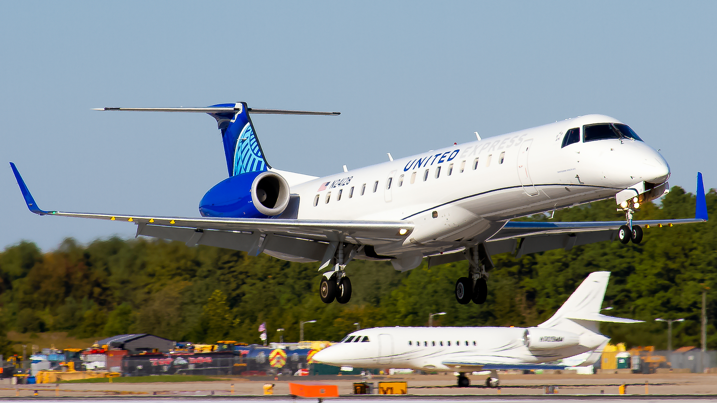Full size: United Express Embraer ERJ145 N24128 at Washington Dulles International Airport