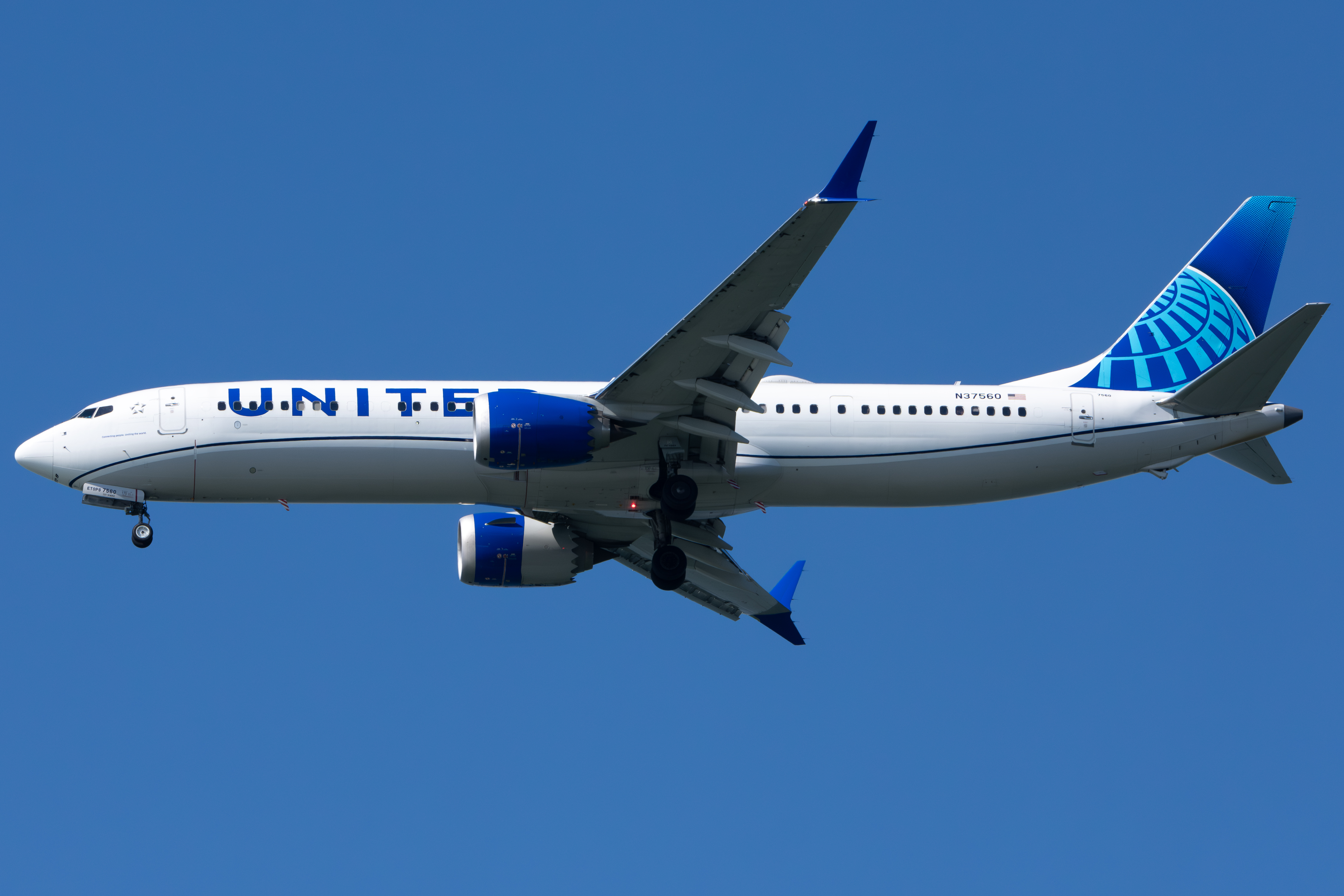 Full size: United Airlines Boeing 737 MAX 9 N37560 at San Francisco International Airport