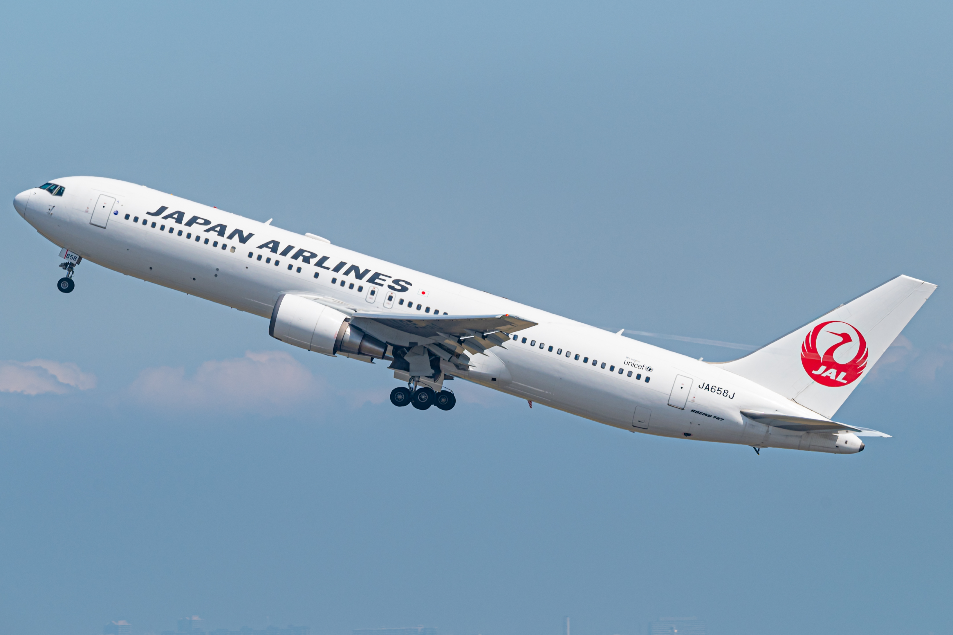 Full size: Japan Airlines Boeing 767-300ER JA658J at Tokyo-Haneda Airport