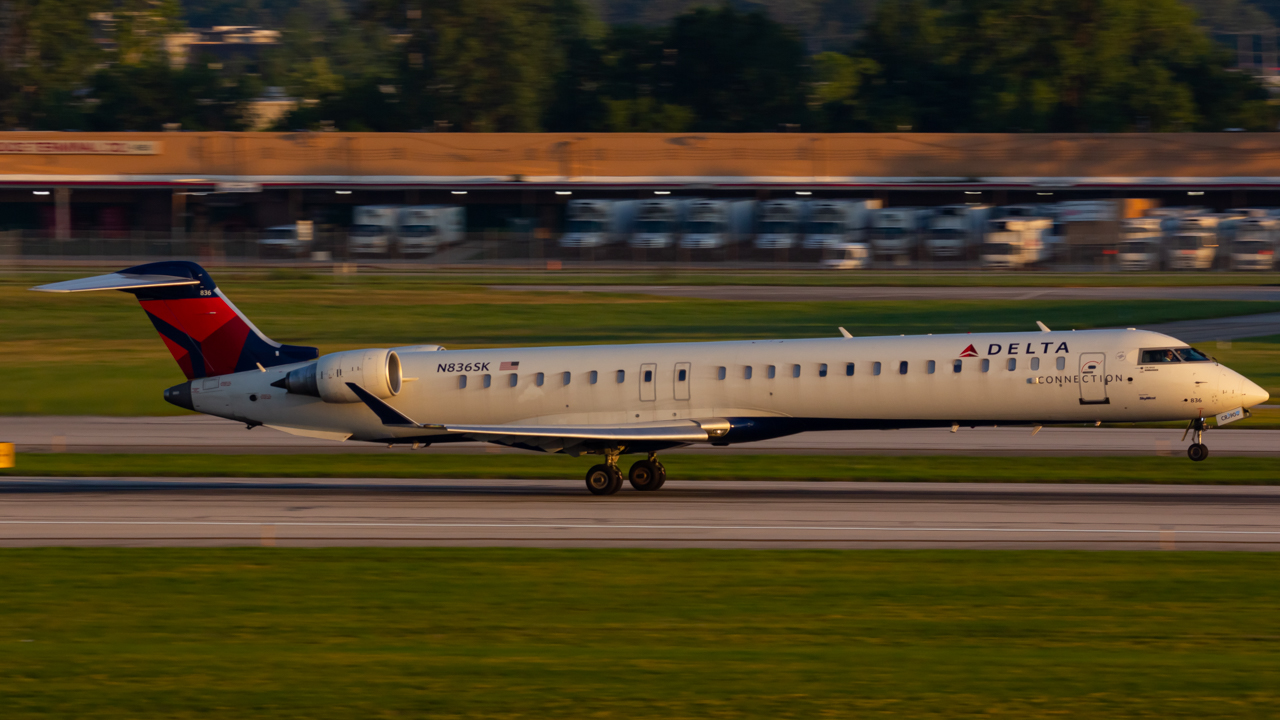Full size: Delta Connection Mitsubishi CRJ-900 N836SK at John Glenn Columbus International Airport