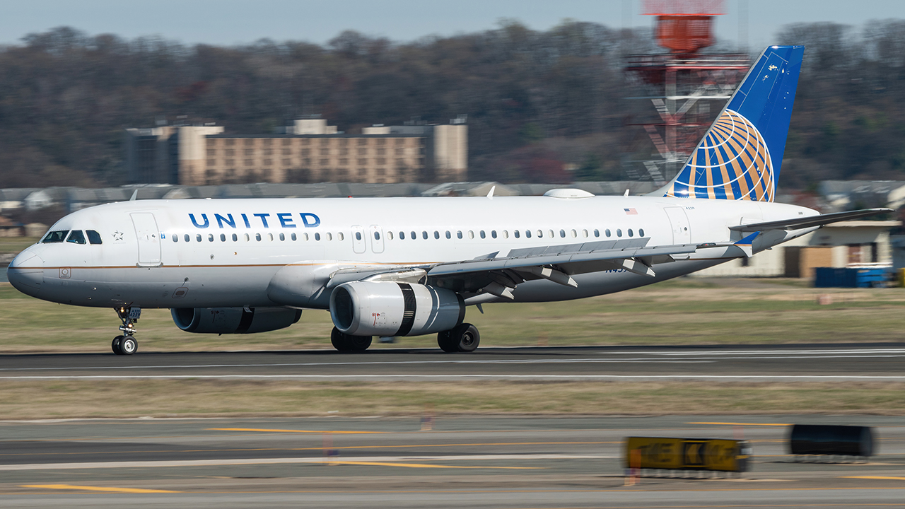 Full size: United Airlines Airbus A320 N459UA at Ronald Reagan National Airport