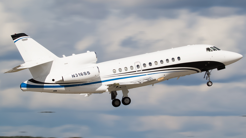 Full size: PRIVATE Dassault Falcon 900 N316SS  at Savannah/Hilton Head International Airport