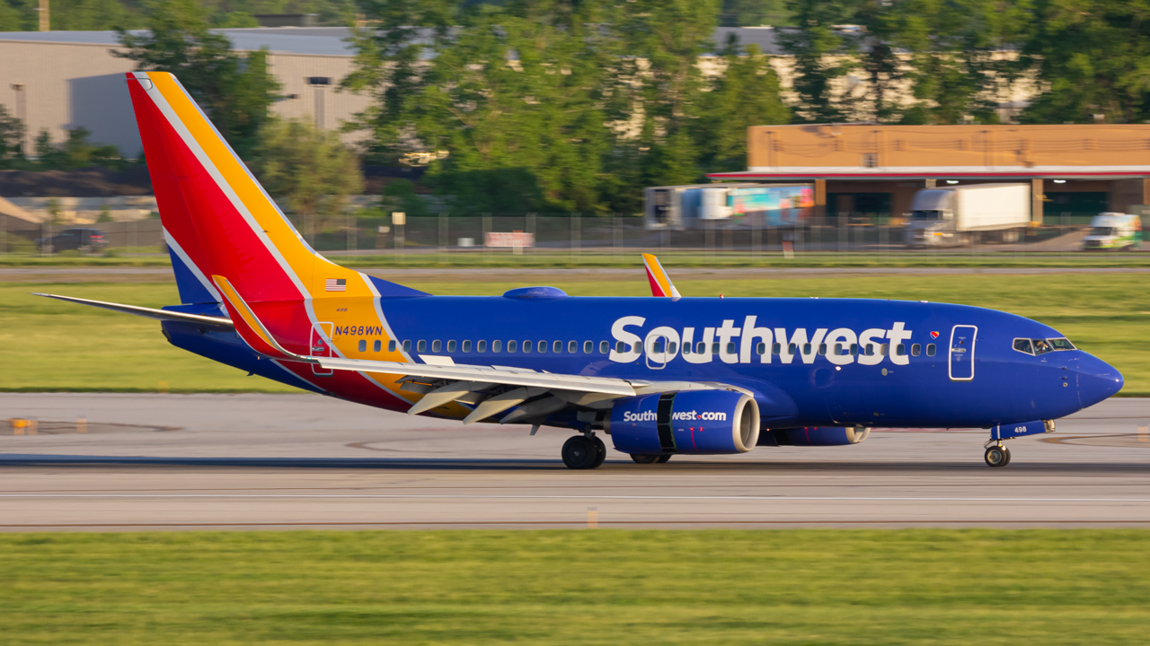 Full size: Southwest Airlines Boeing 737-700 N498WN at John Glenn Columbus International Airport