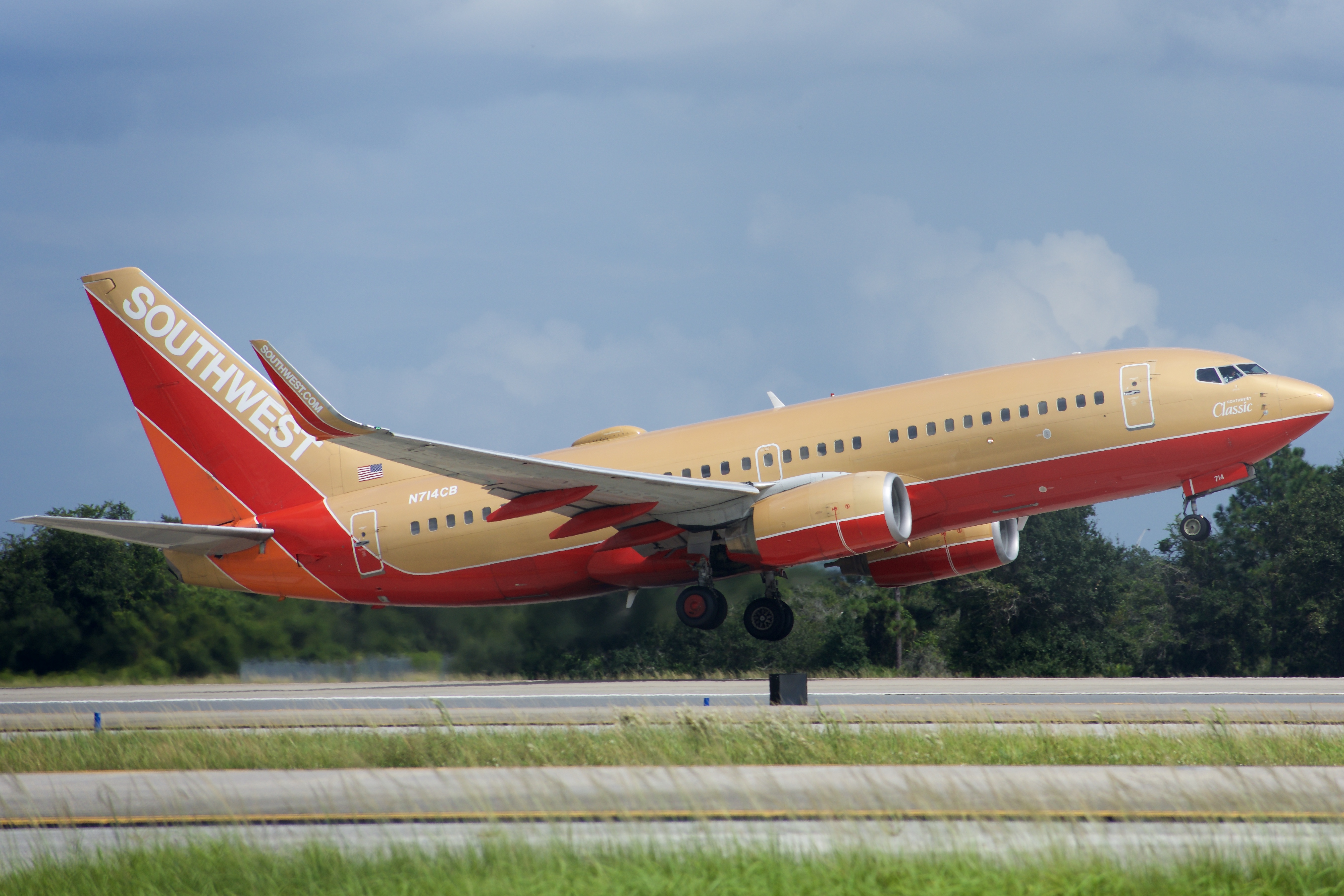 Full size: Southwest Airlines Boeing 737-700 N714CB at Orlando International Airport