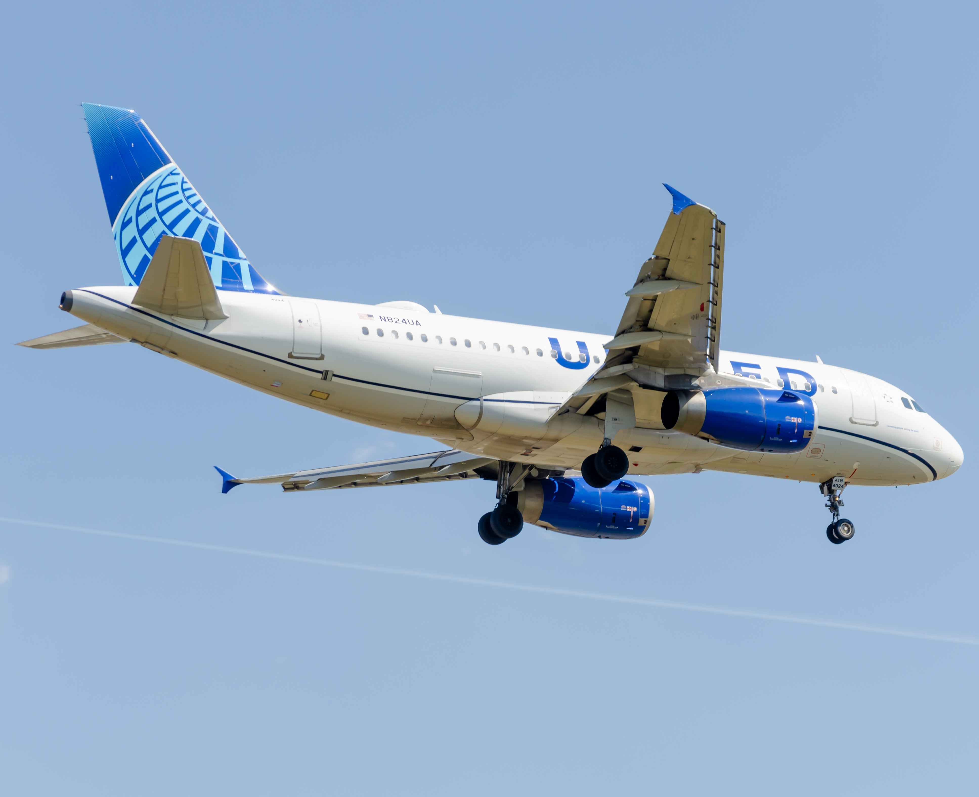 Full size: United Airlines Airbus A319 N824UA at Newark Liberty International Airport