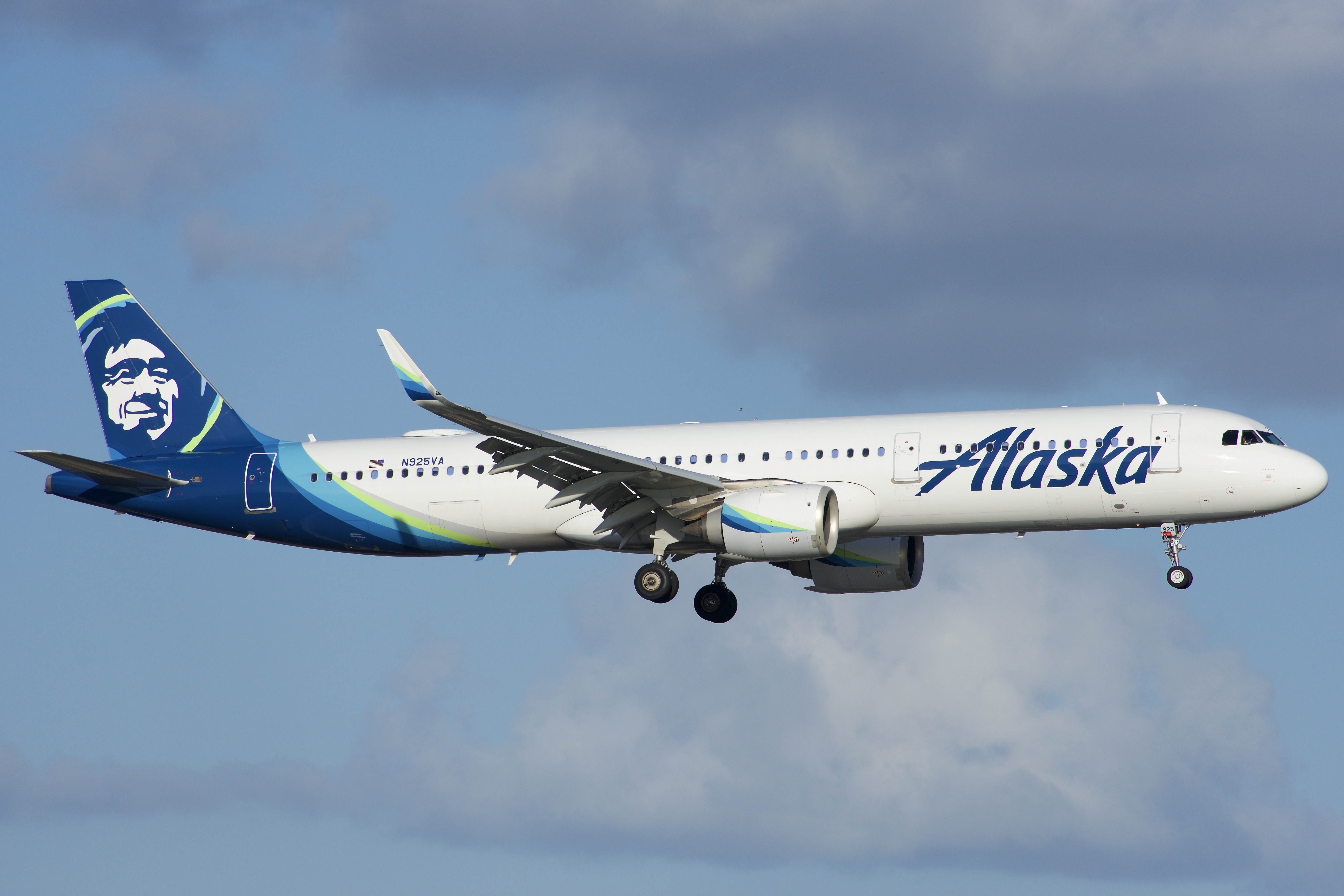 Full size: Alaska Airlines Airbus A321NEO N925VA at Orlando International Airport