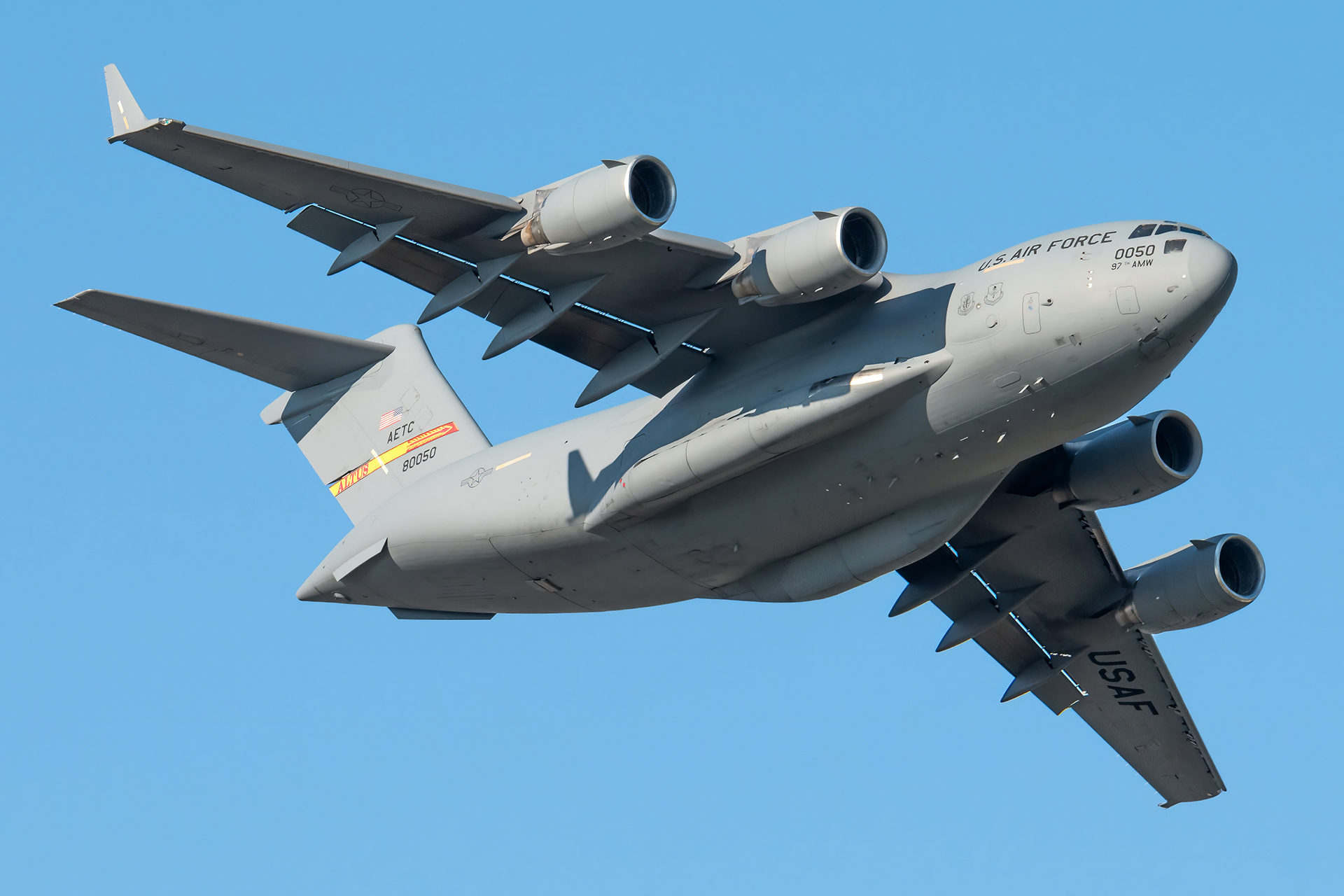 Full size: USAF - United States Air Force Boeing C-17 Globemaster III 98-0050 at Wittman Regional Airport