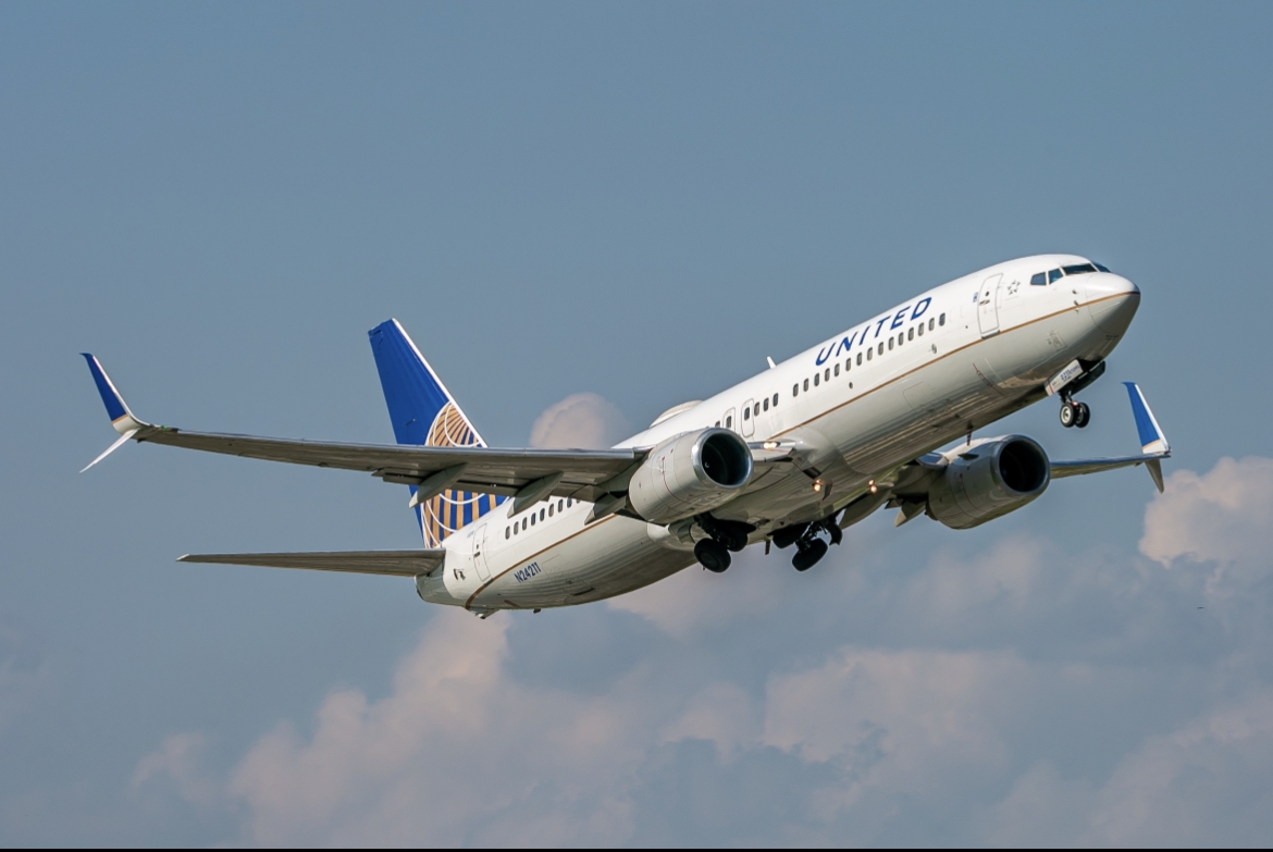Full size: United Airlines Boeing 737-800 N24211 at Baltimore/Washington International Thurgood Marshall Airport