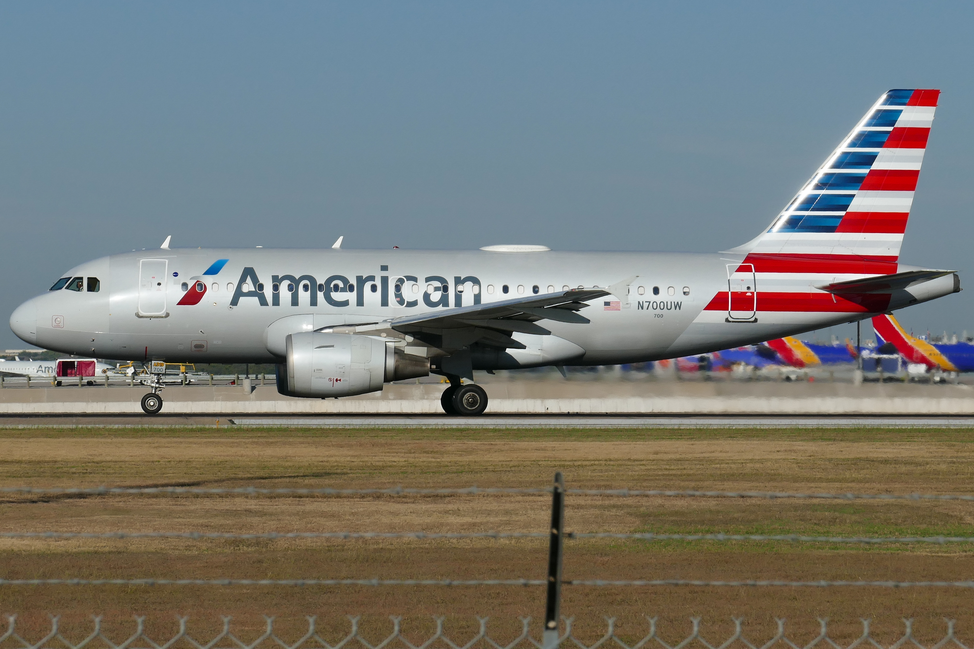 Full size: American Airlines Airbus A319 N700UW at Austin-Bergstrom International Airport