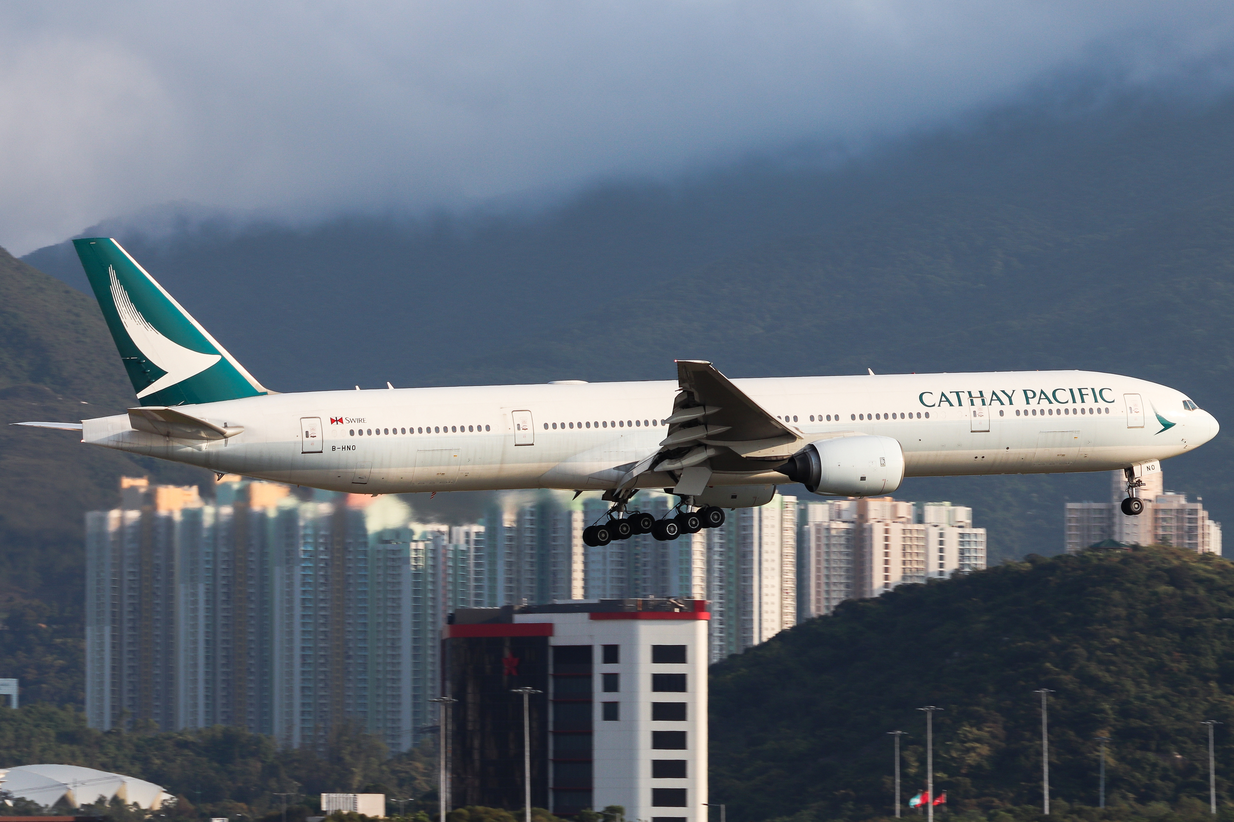Full size: Cathay Pacific Boeing 777-300 B-HNO at Hong Kong International Airport