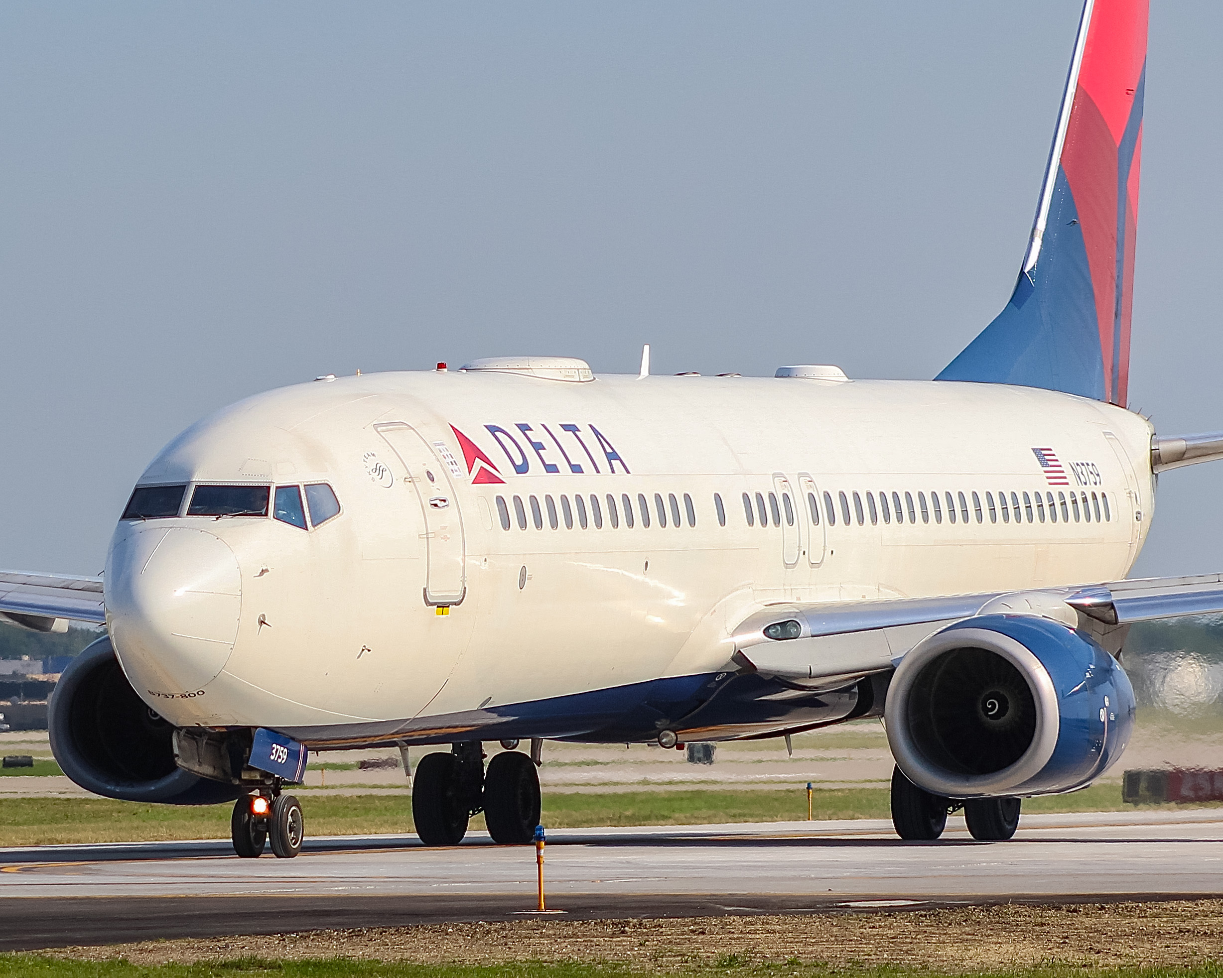 Full size: Delta Airlines Boeing 737-800 N3759 at General Mitchell International Airport