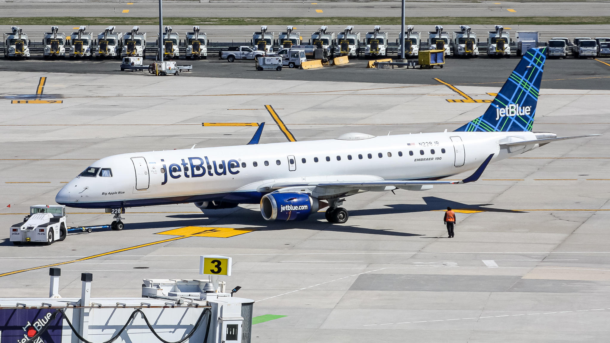 Full size: JetBlue Airways Embraer E190 N228JB at John F. Kennedy International Airport
