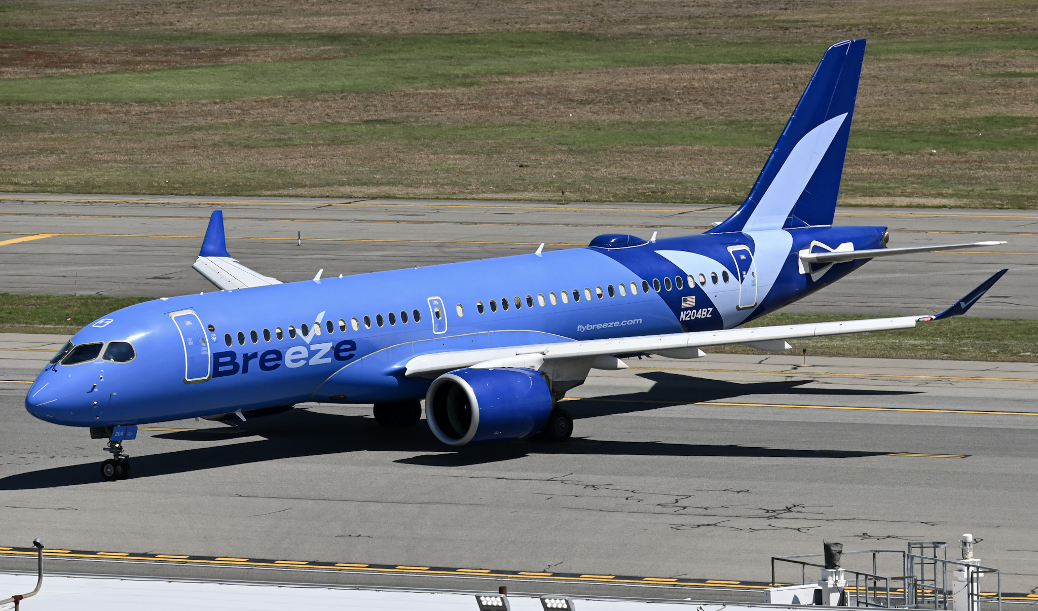 Full size: Breeze Airways Airbus A220-300 N204BZ at Theodore Francis Green State Airport
